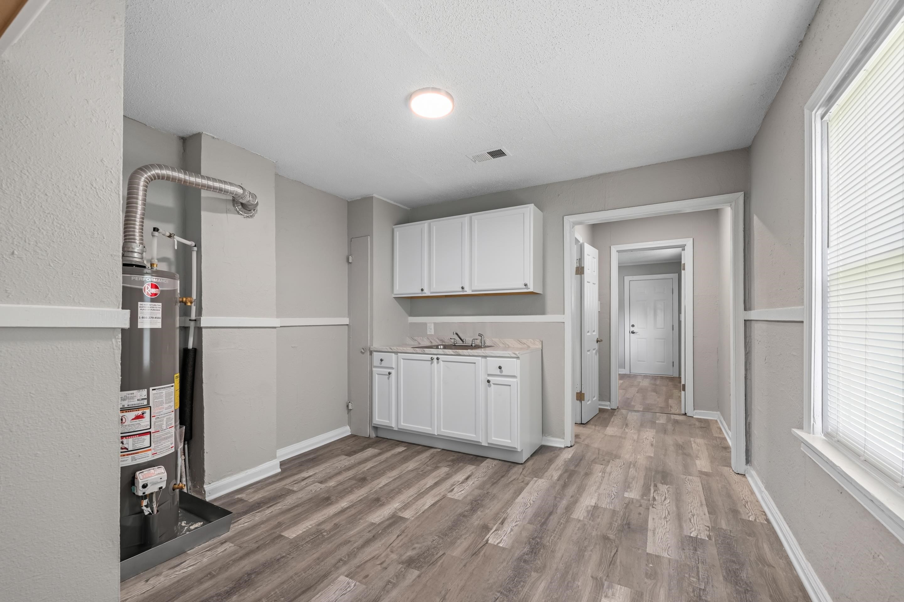 1621 Oakwood St Property Photo 6