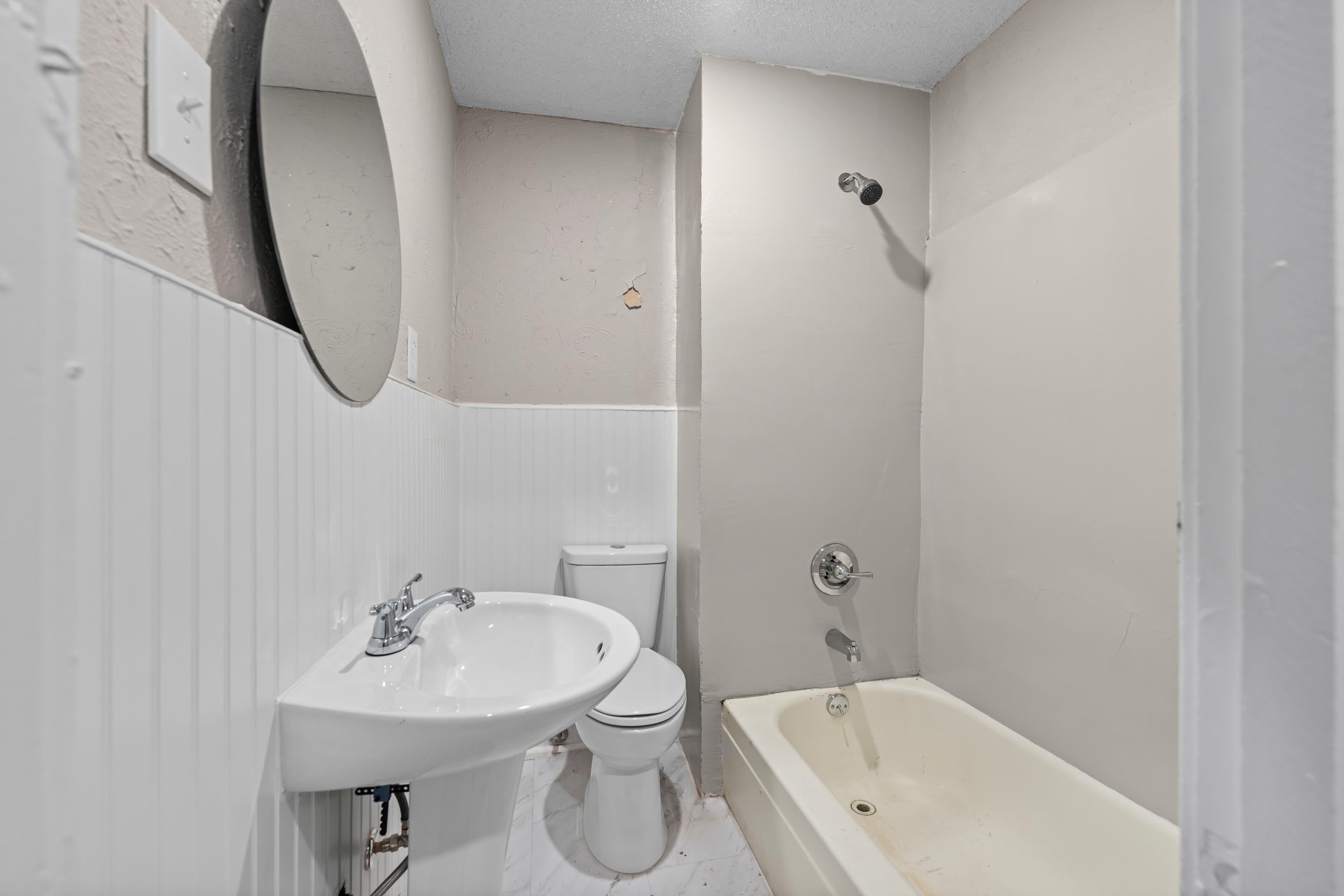 1621 Oakwood St Property Photo 8