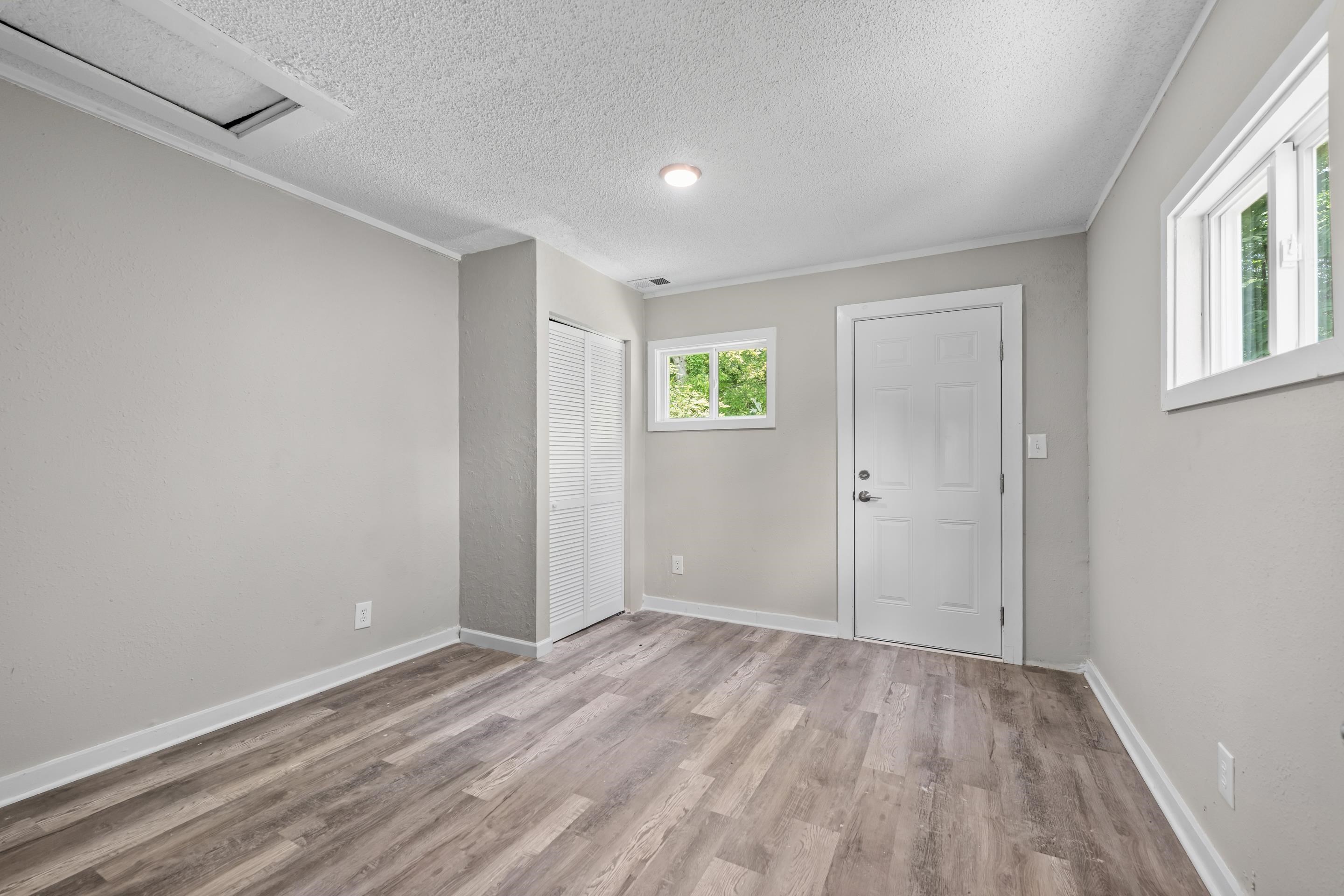 1621 Oakwood St Property Photo 9