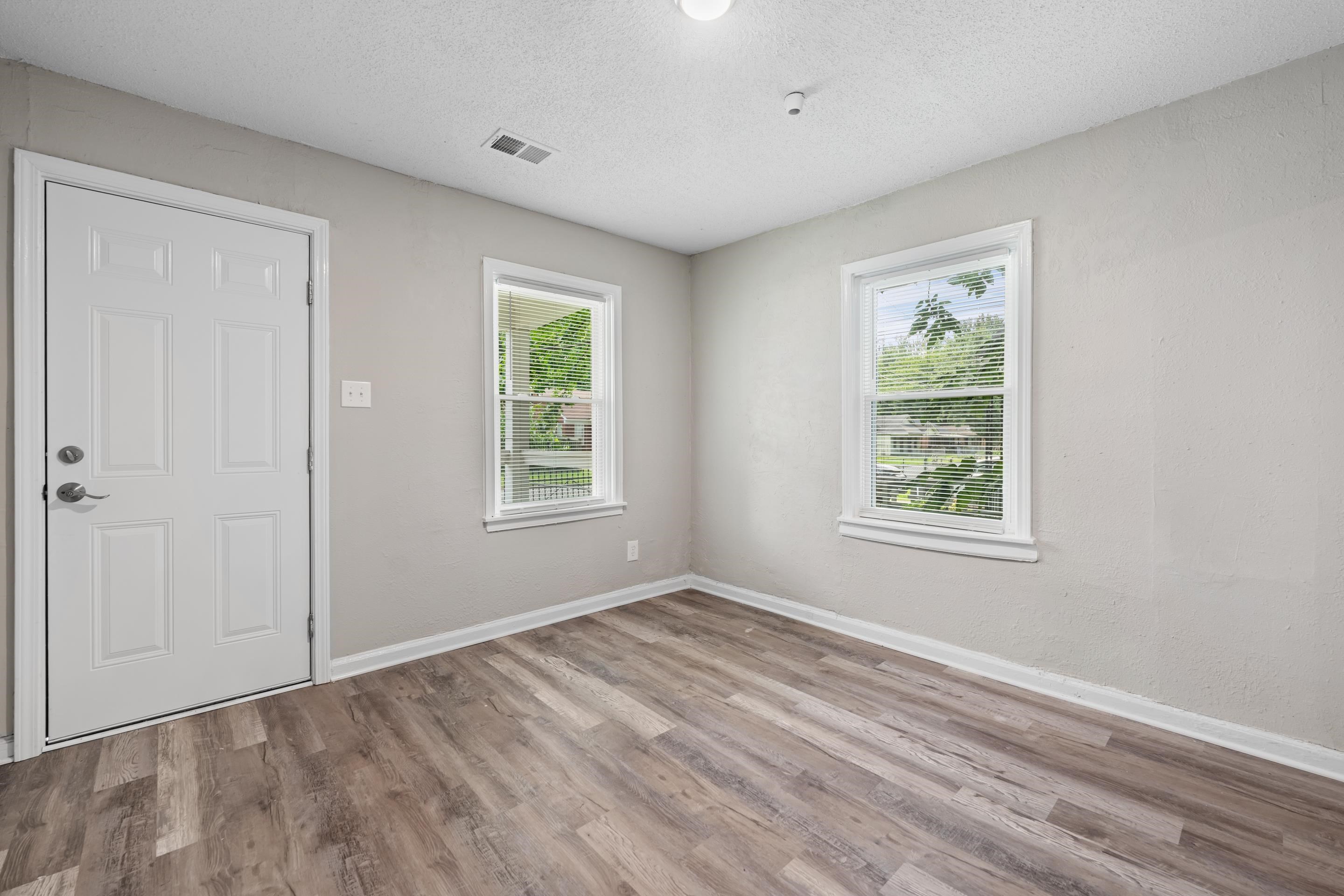 1621 Oakwood St Property Photo 12