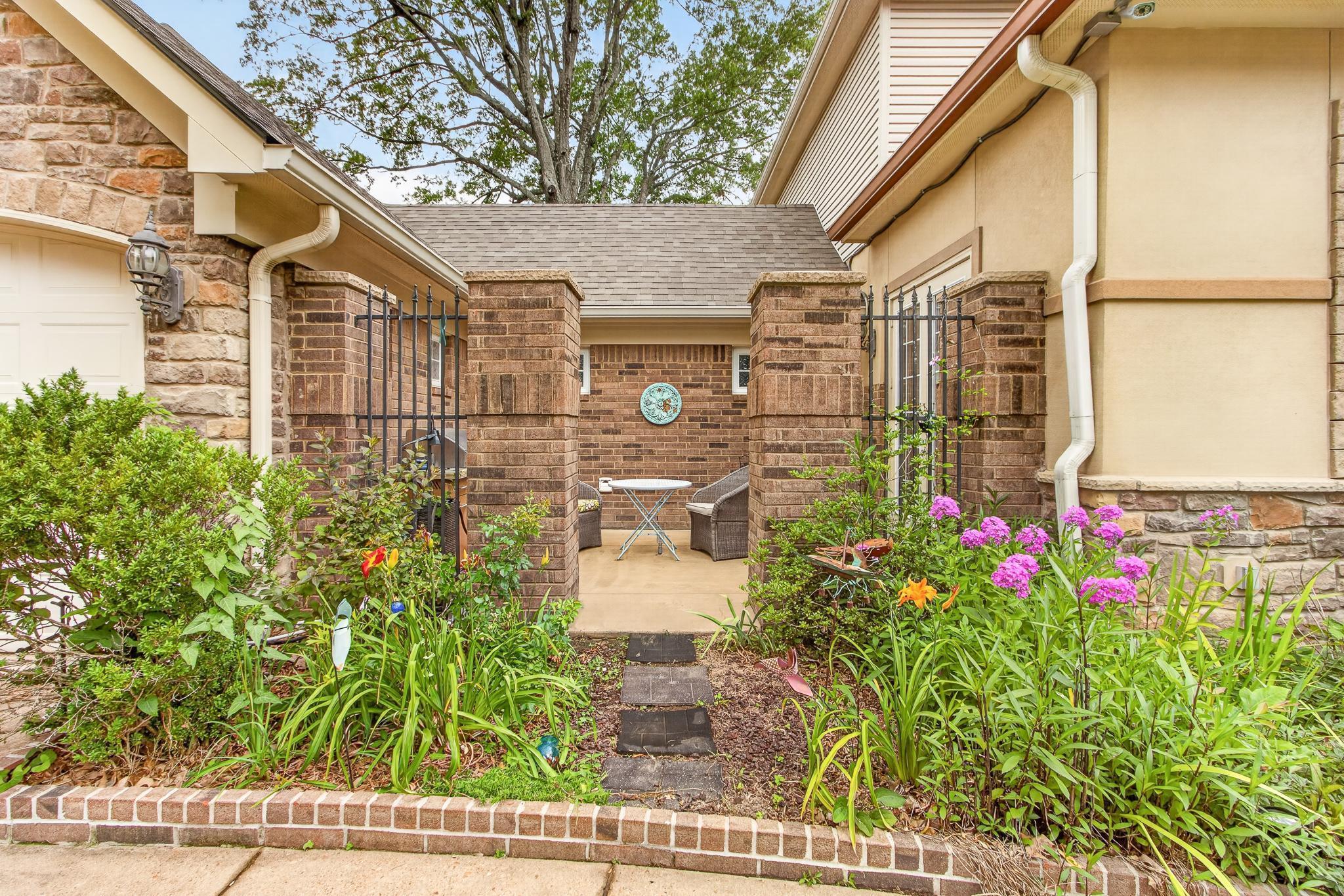 321 Pinewood St Property Photo 4