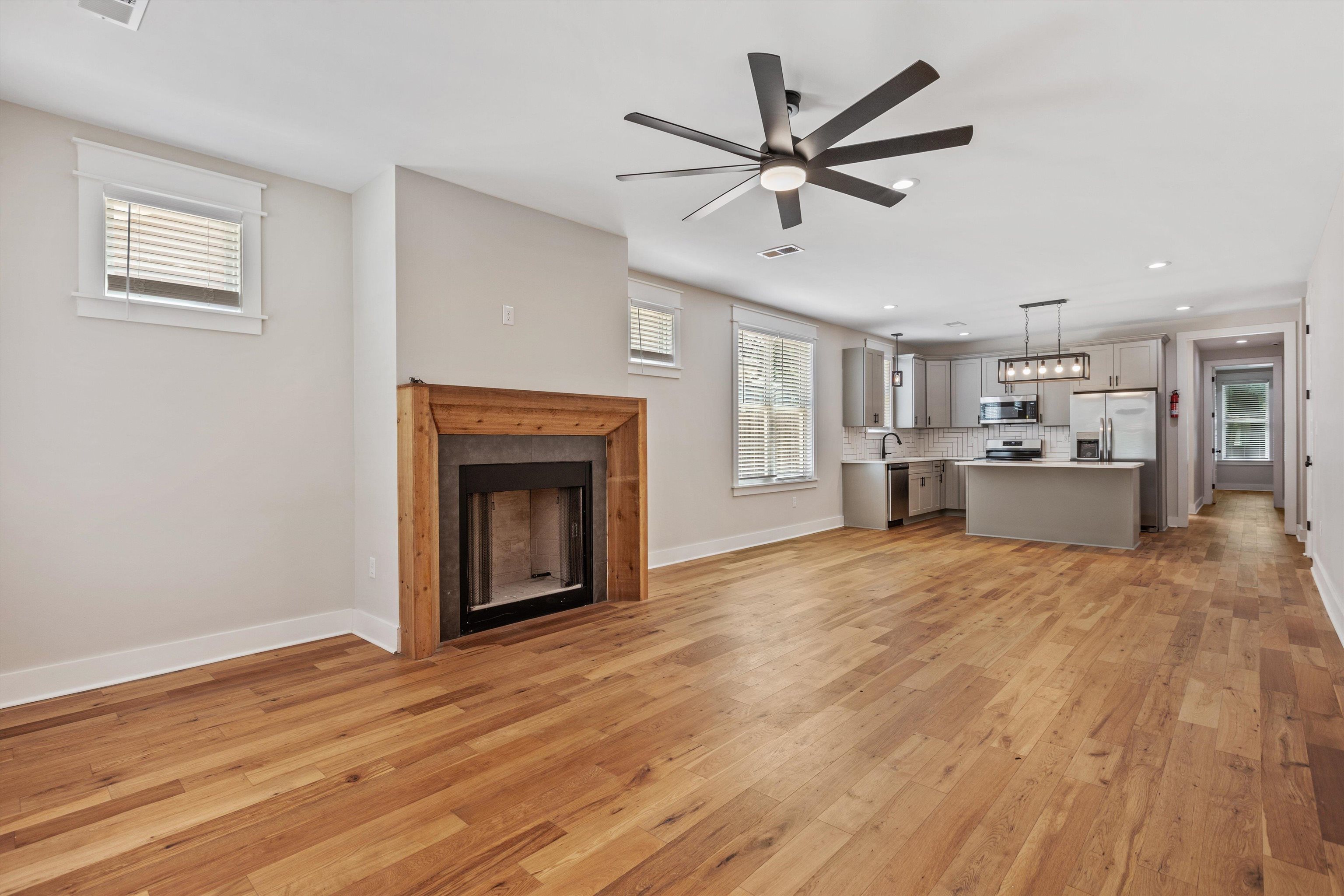 323 Williford St Property Photo 4
