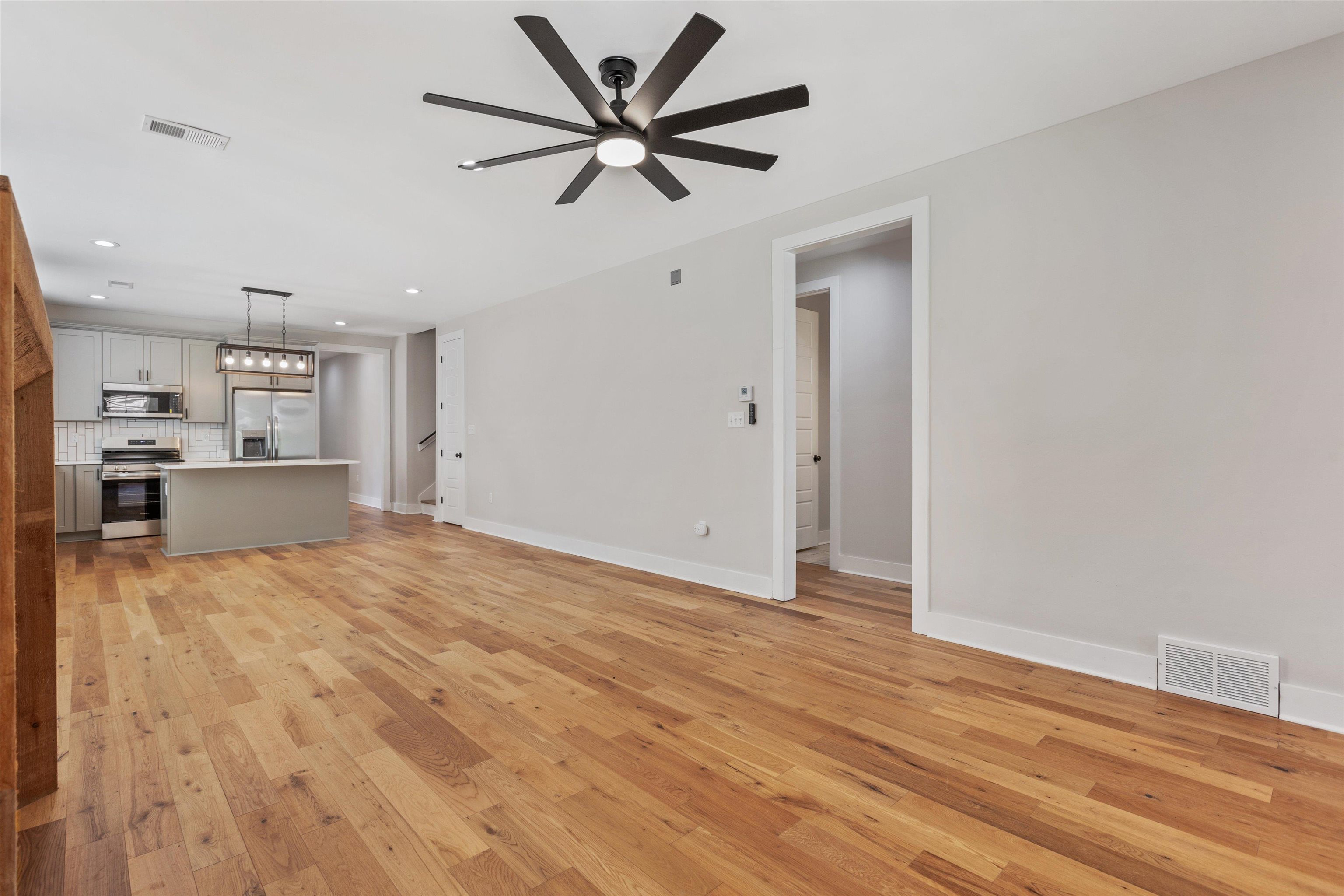 323 Williford St Property Photo 6