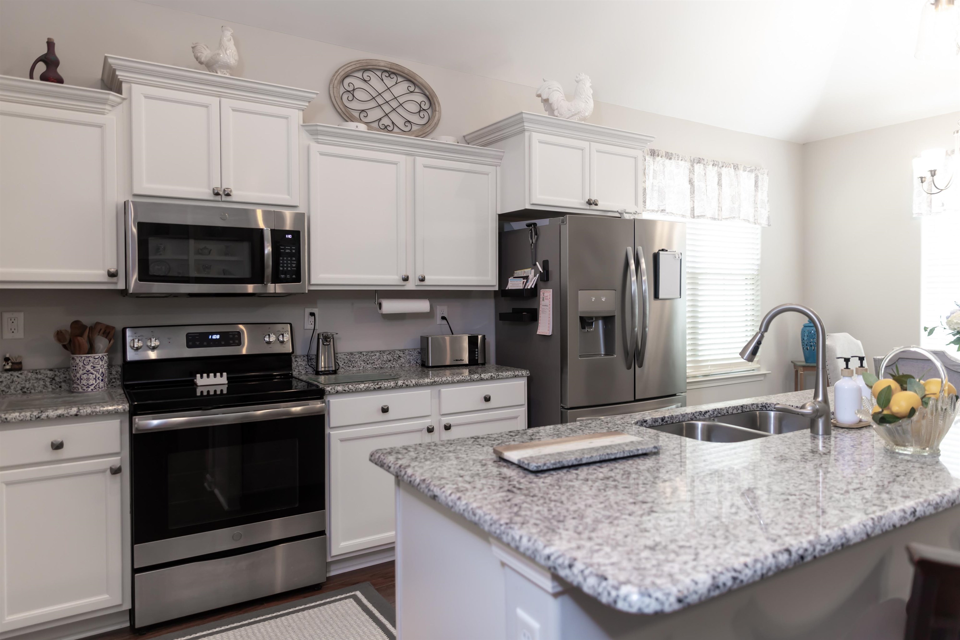 65 Briar Hollow Ln Property Photo 4