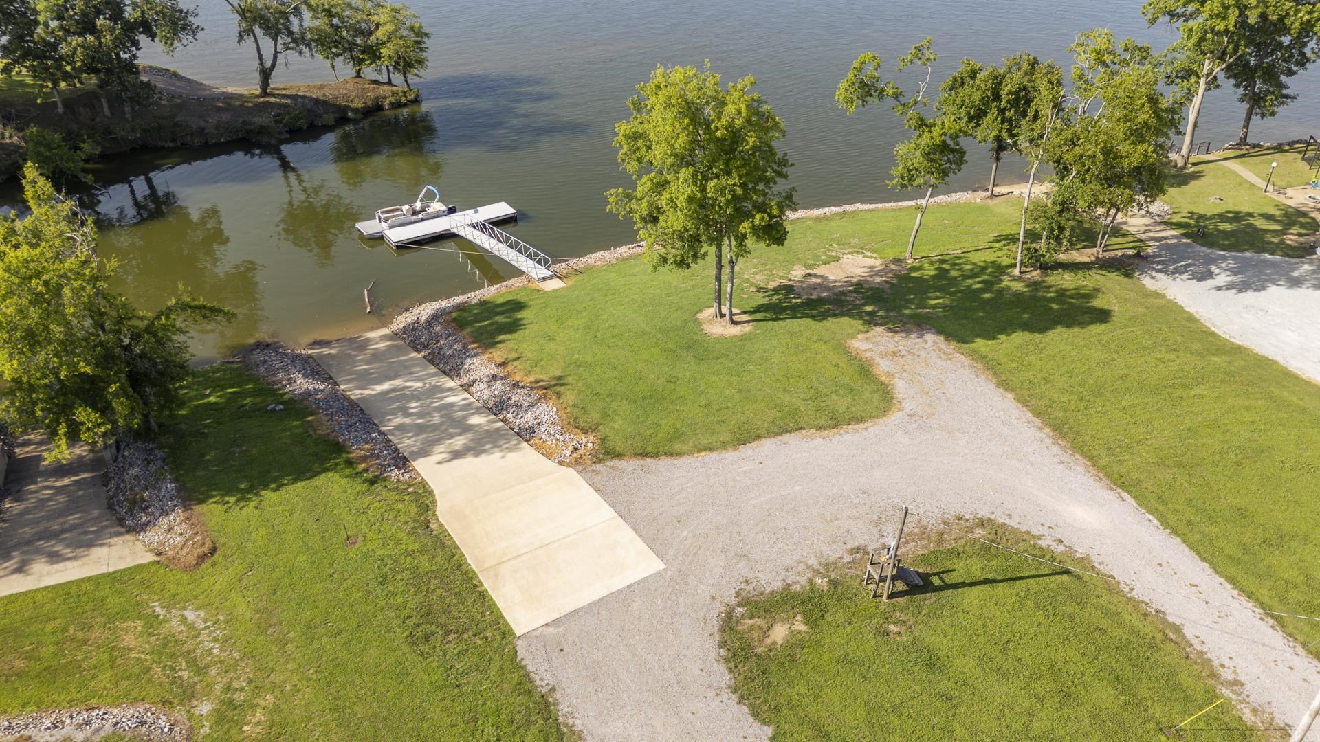 630 Connie Beth Ln Property Photo 4