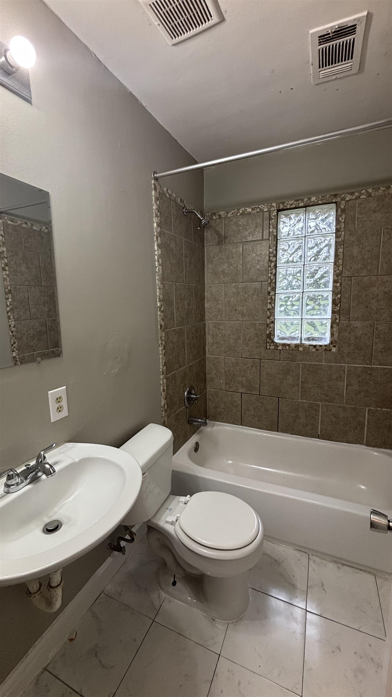 899 Chatwood St Property Photo 4
