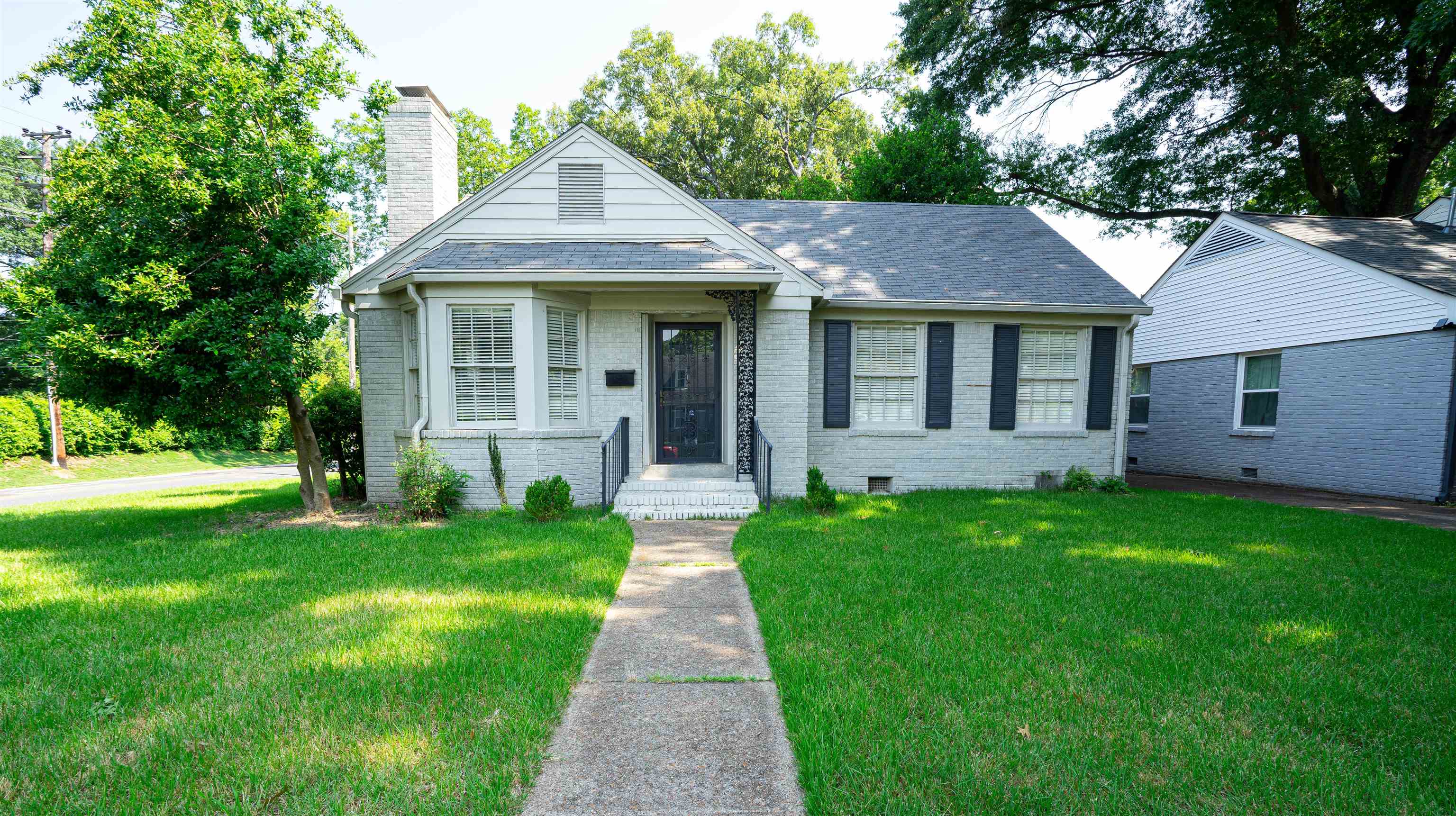 380 HOLMES CIR Property Photo 1