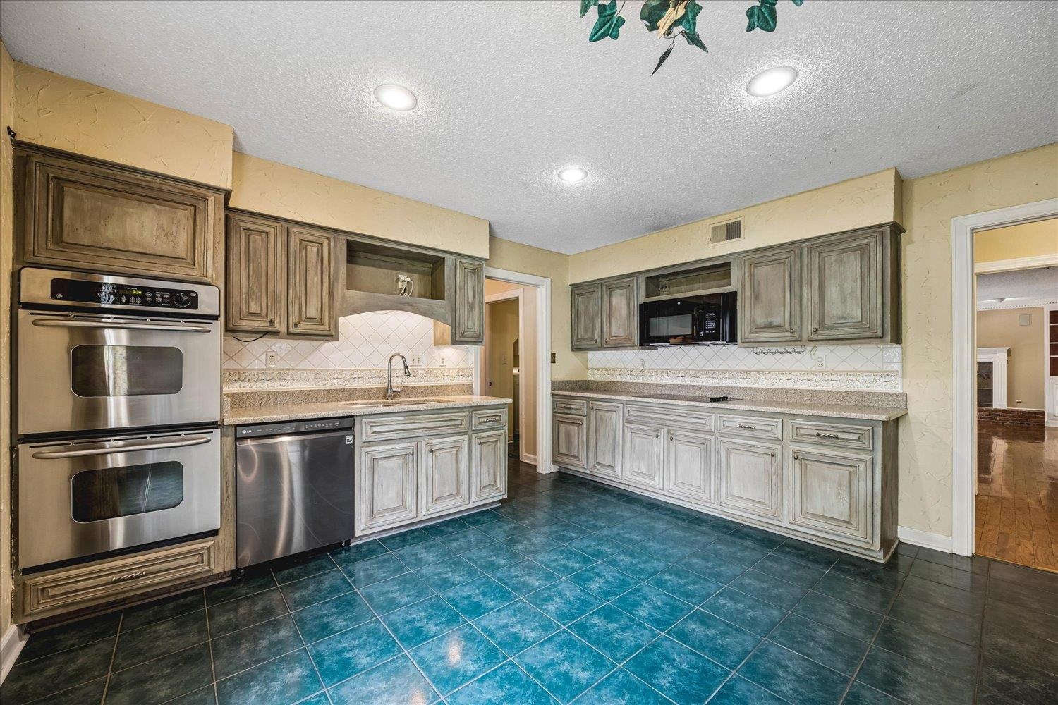 2308 Hickory Forest Dr Property Photo 8