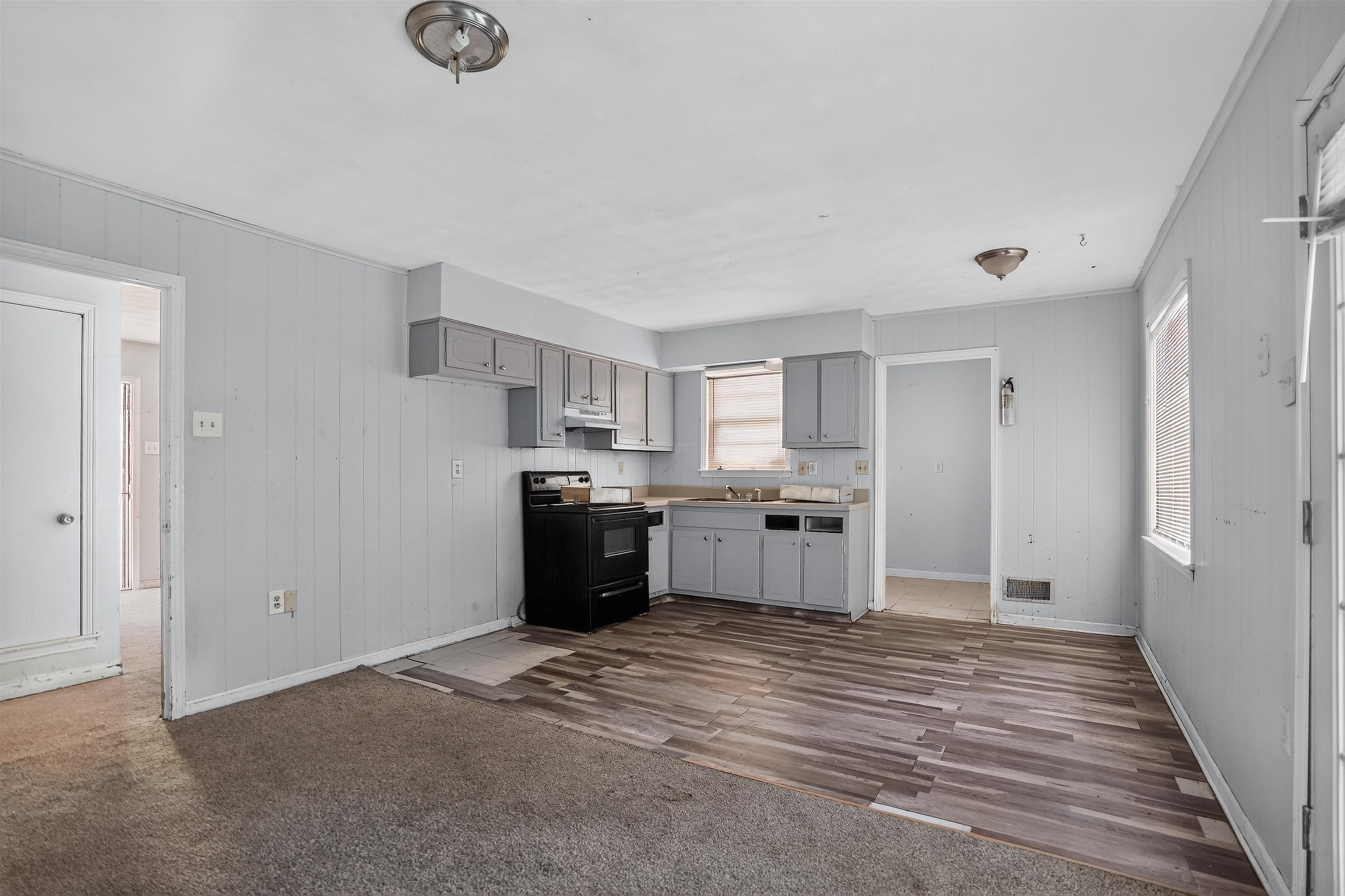 1107 Highland St Property Photo 4