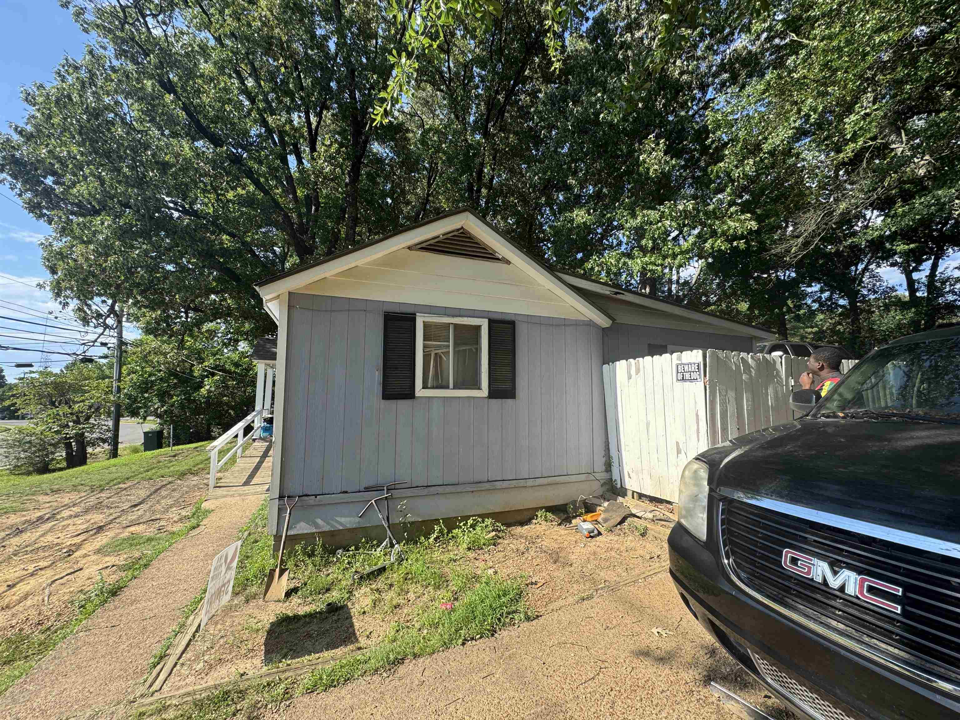2166 Thomas Rd Property Photo 3