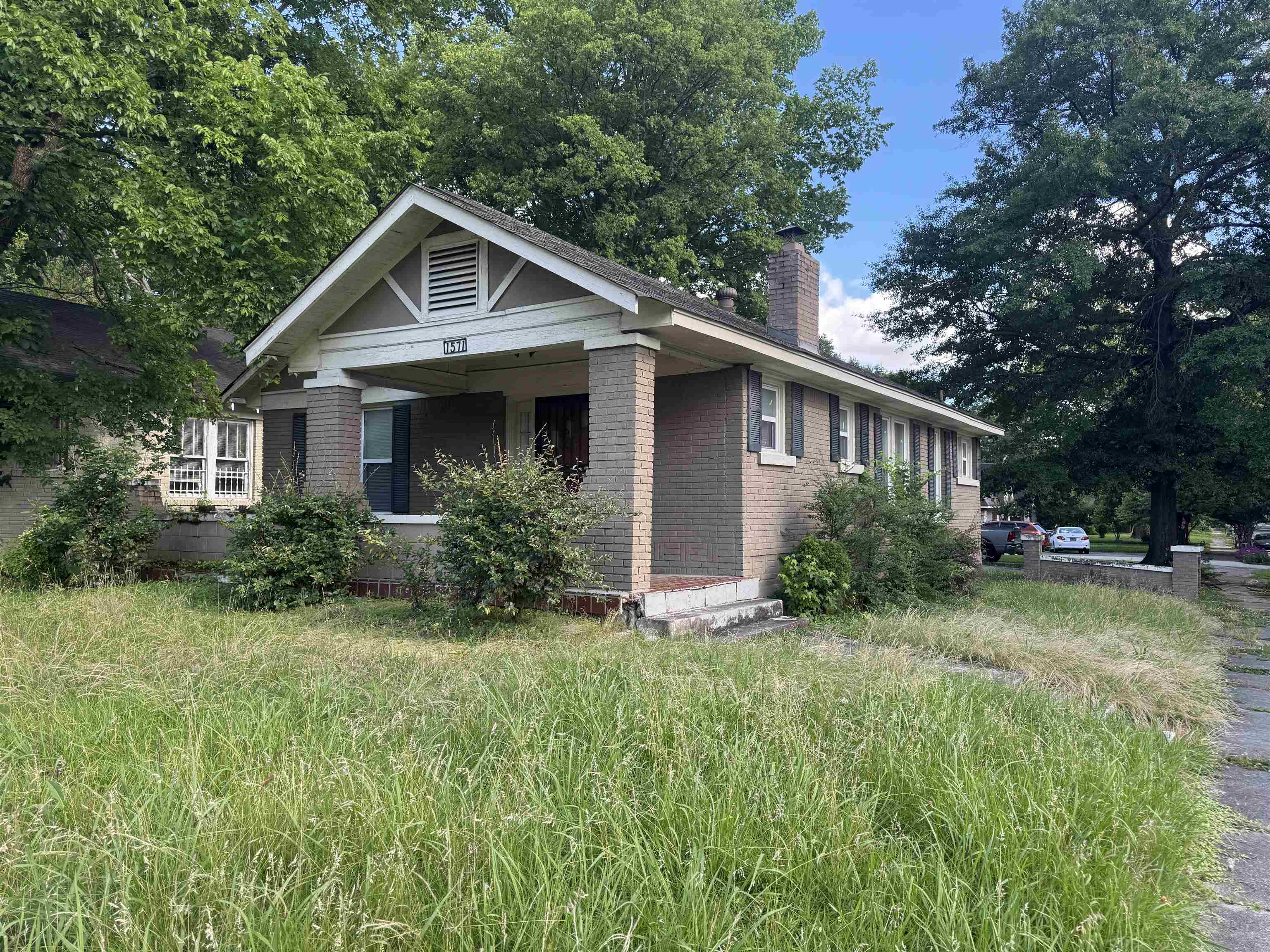 1571 JACKSON AVE Property Photo 1