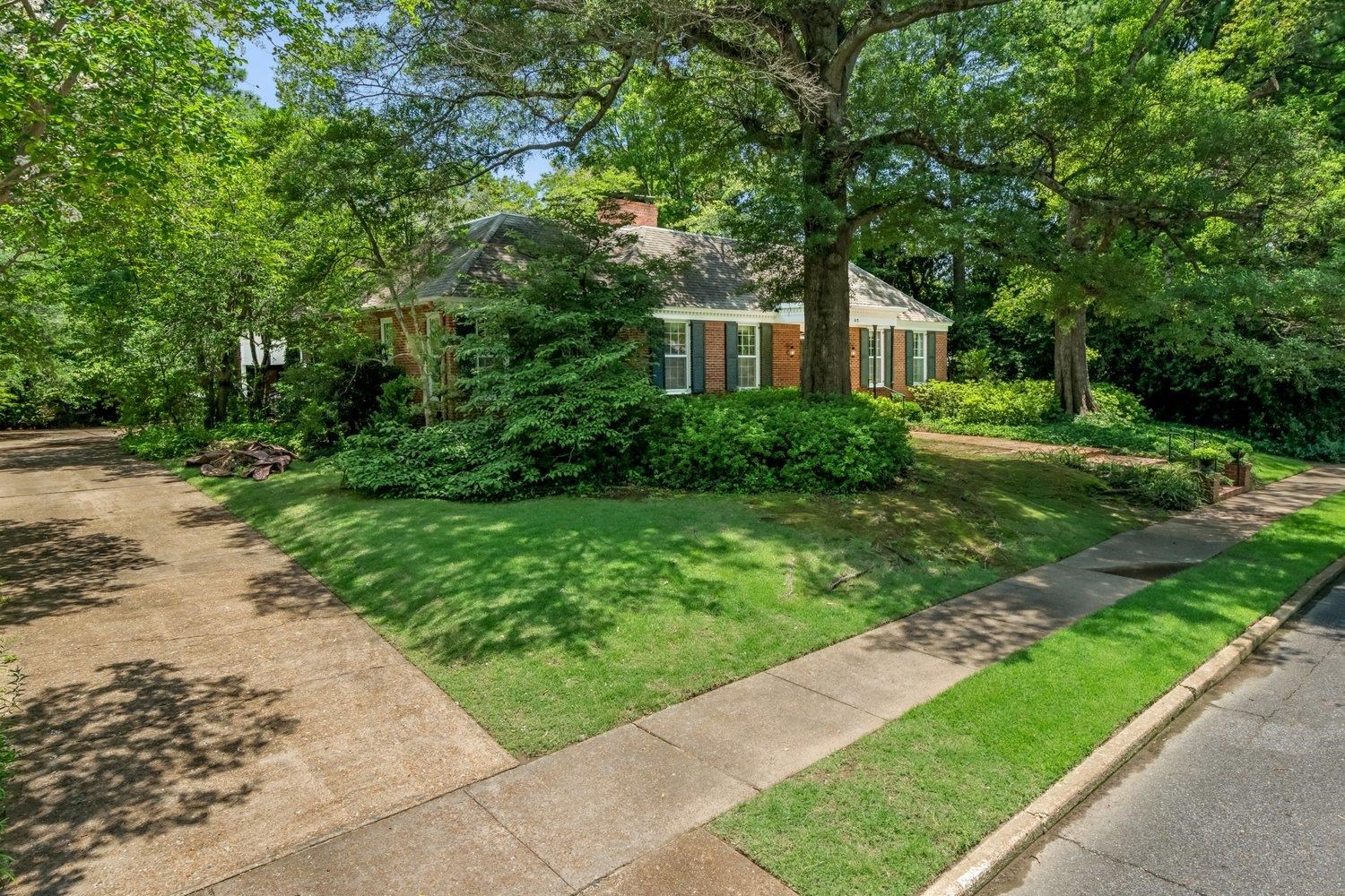 92 Hollyoke Ln Property Photo 3