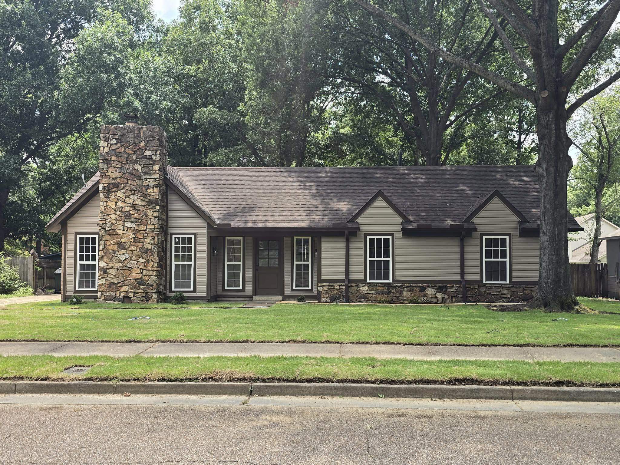 6113 Shade Tree Dr Property Photo 3