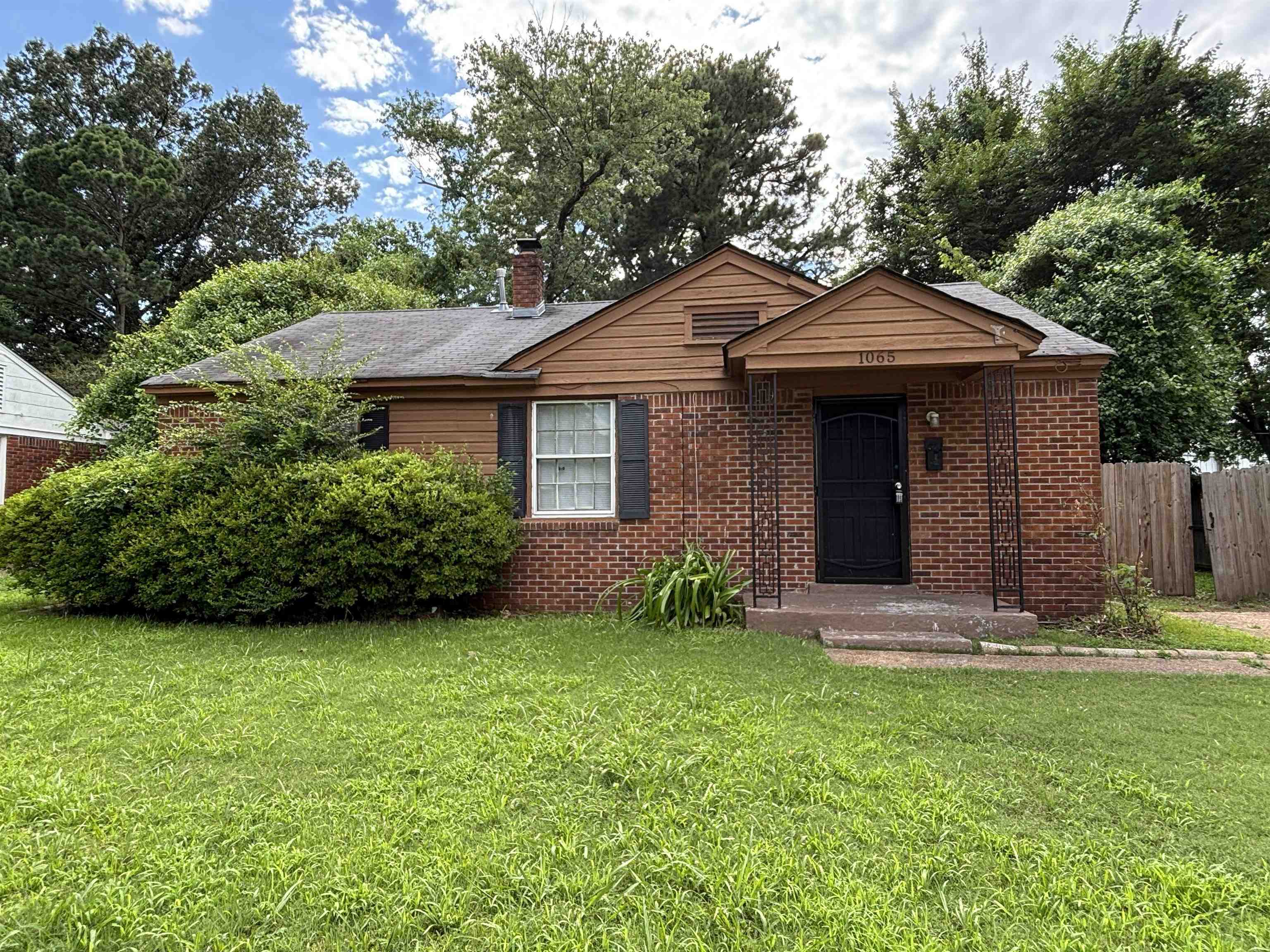 1065 Larry Ln Property Photo 1