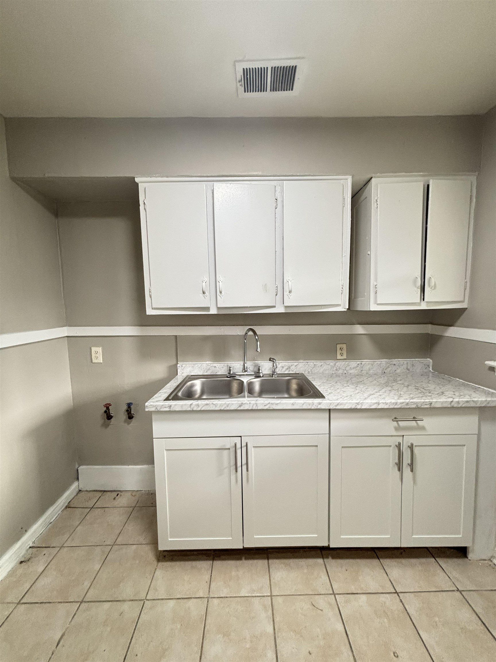 1065 Larry Ln Property Photo 6