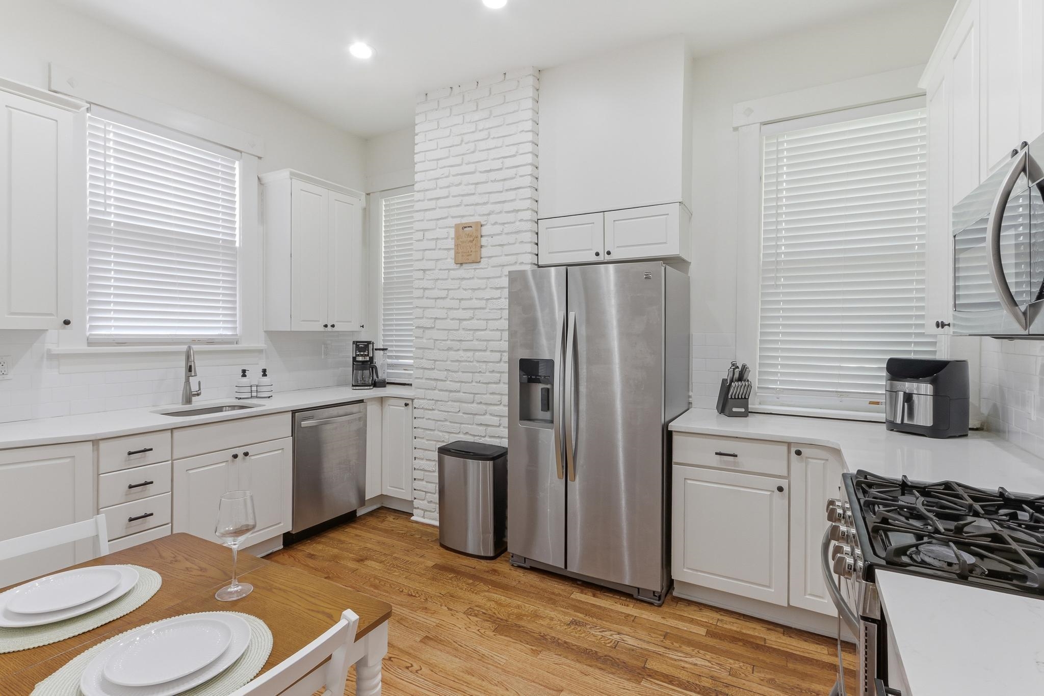 453 Angelus St Property Photo 21