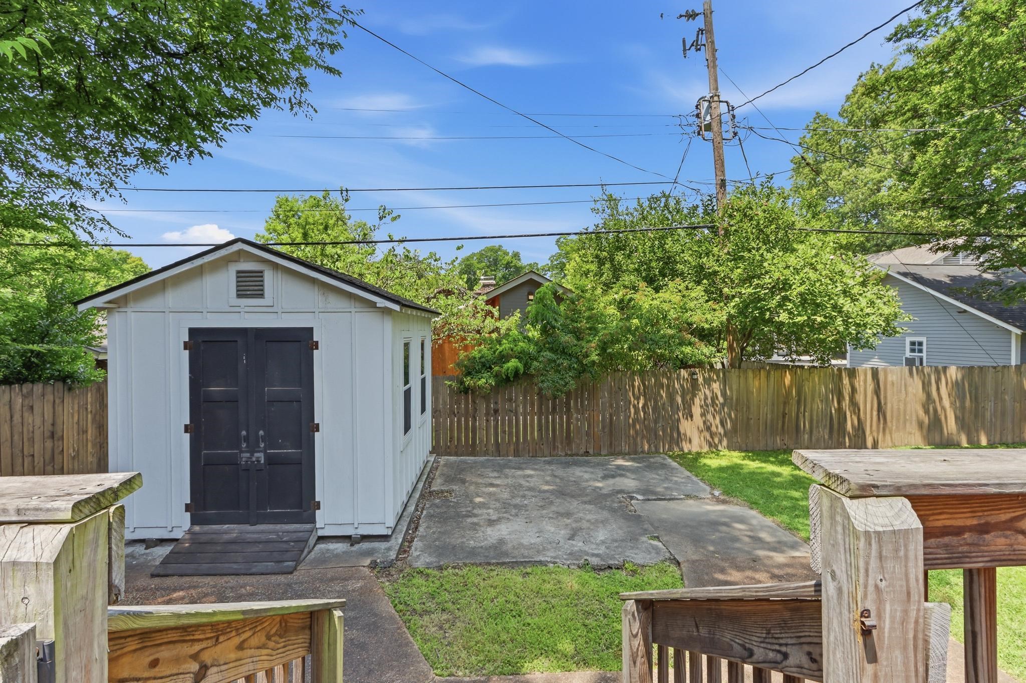 453 Angelus St Property Photo 29