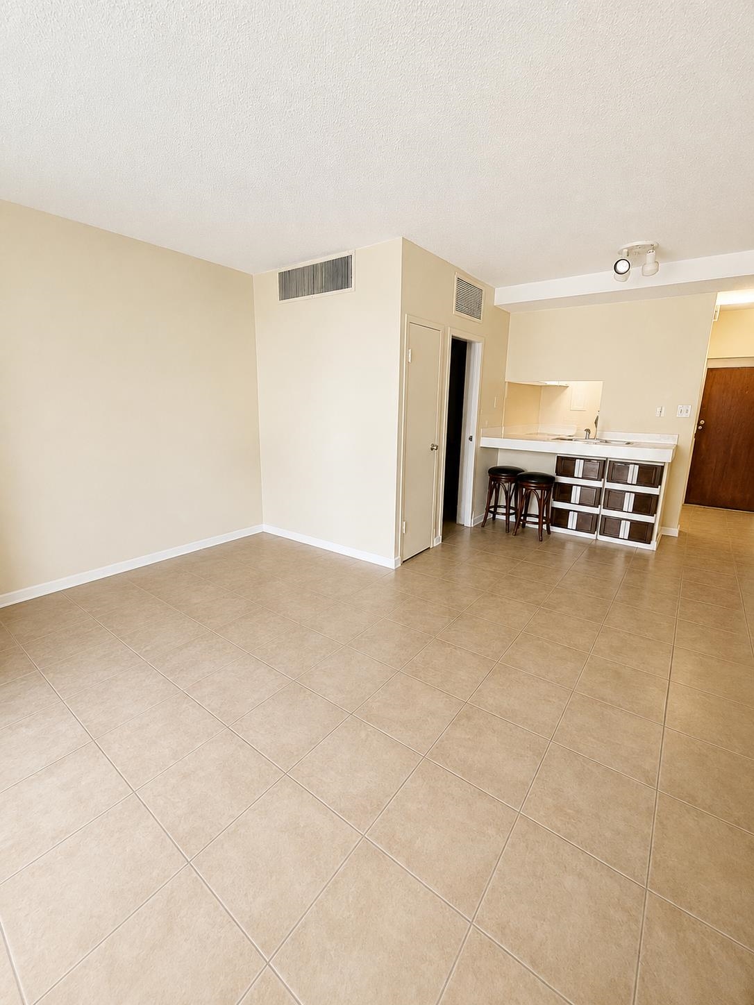 1271 Poplar Ave 310 Property Photo 2