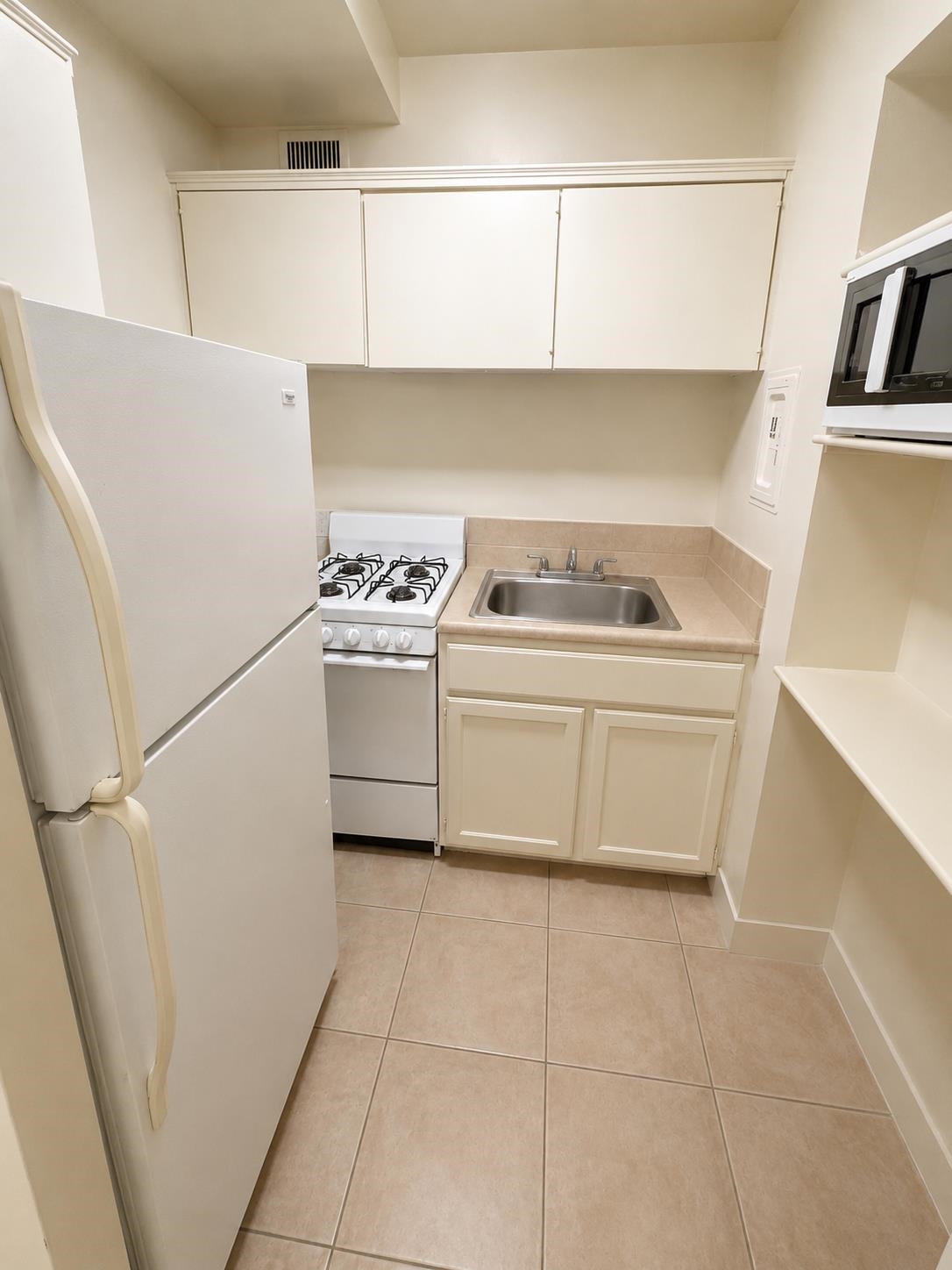 1271 Poplar Ave 310 Property Photo 3