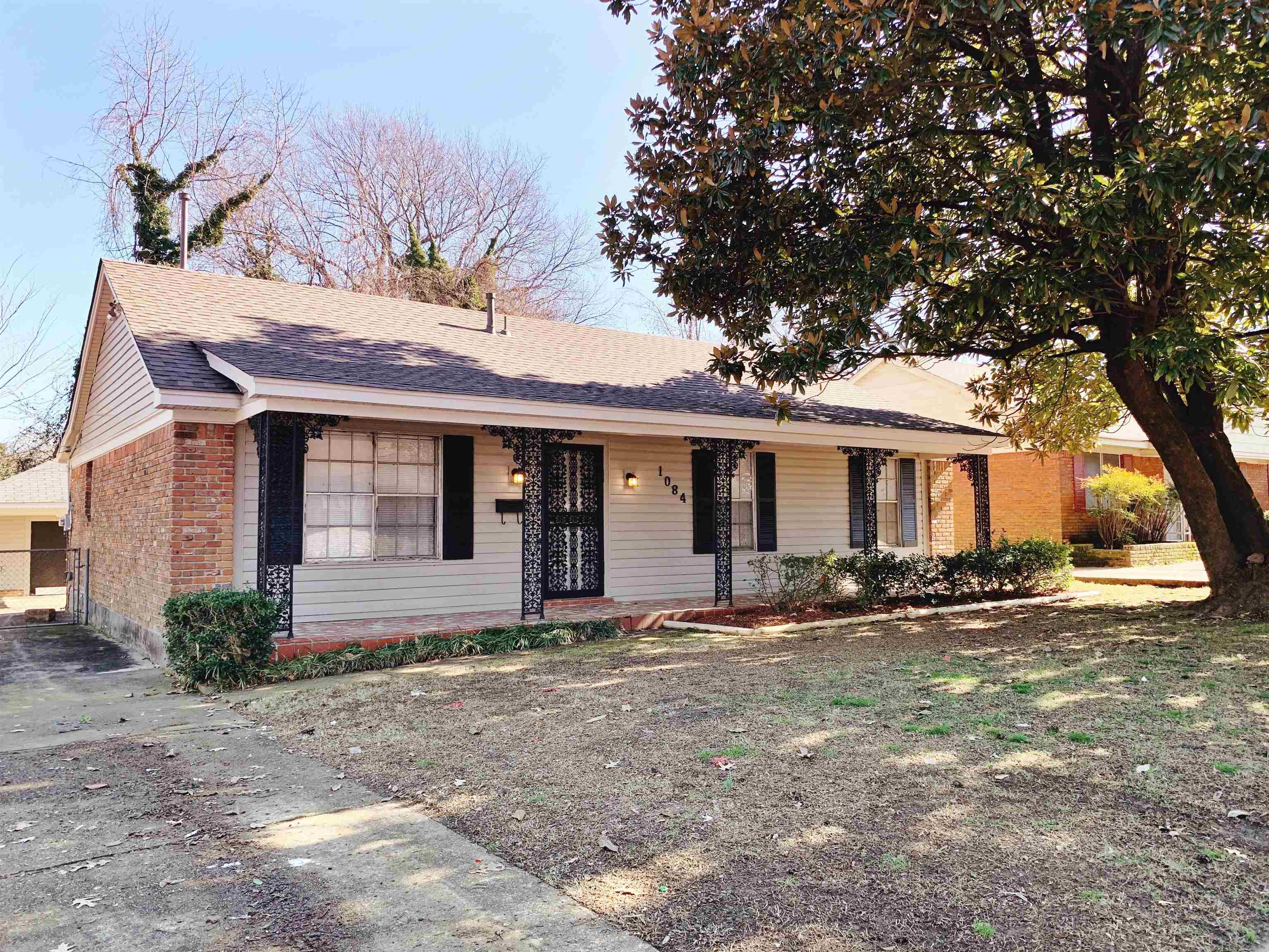 1084 RUTLAND RD Property Photo 1