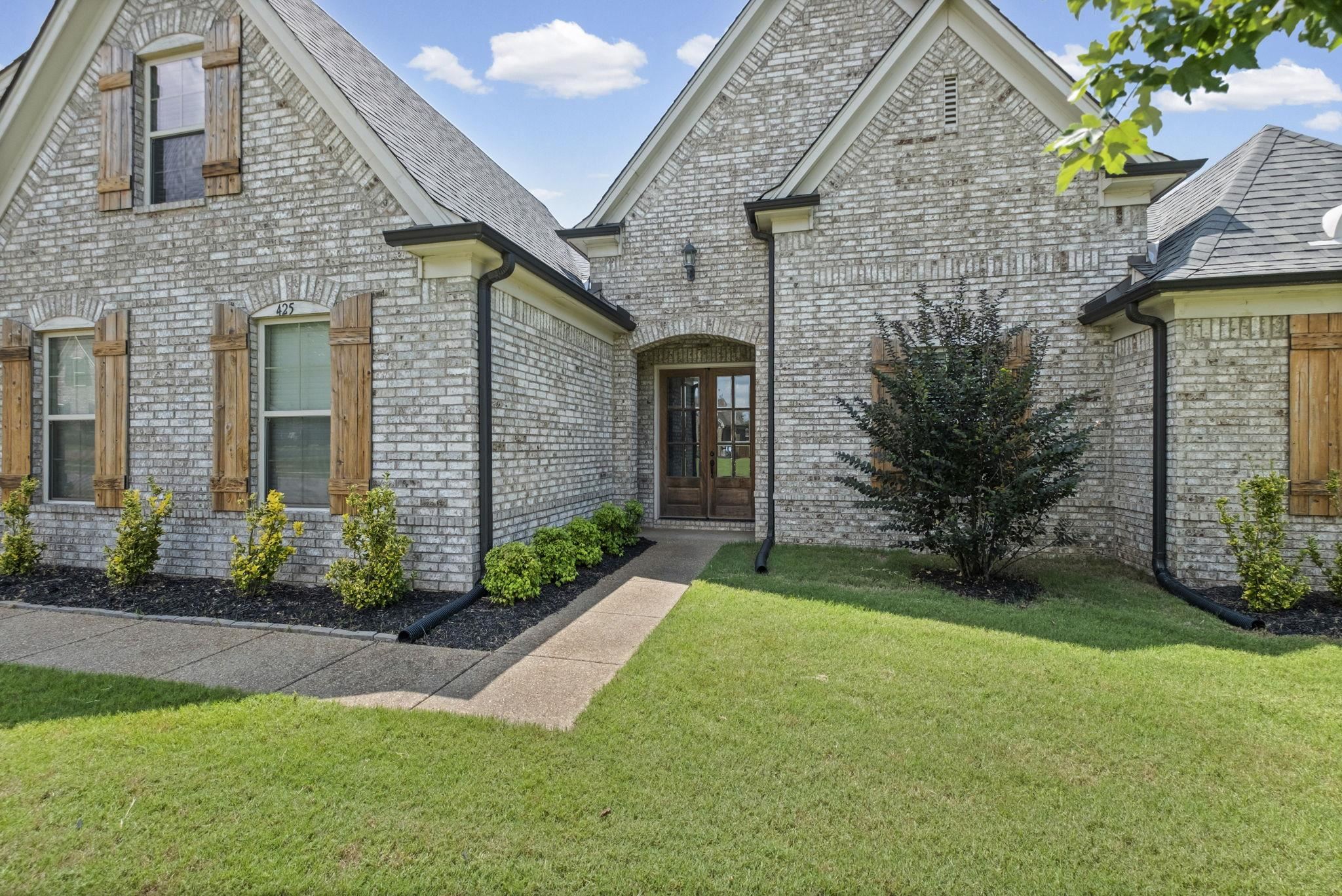 425 Oakridge Dr Property Photo 3