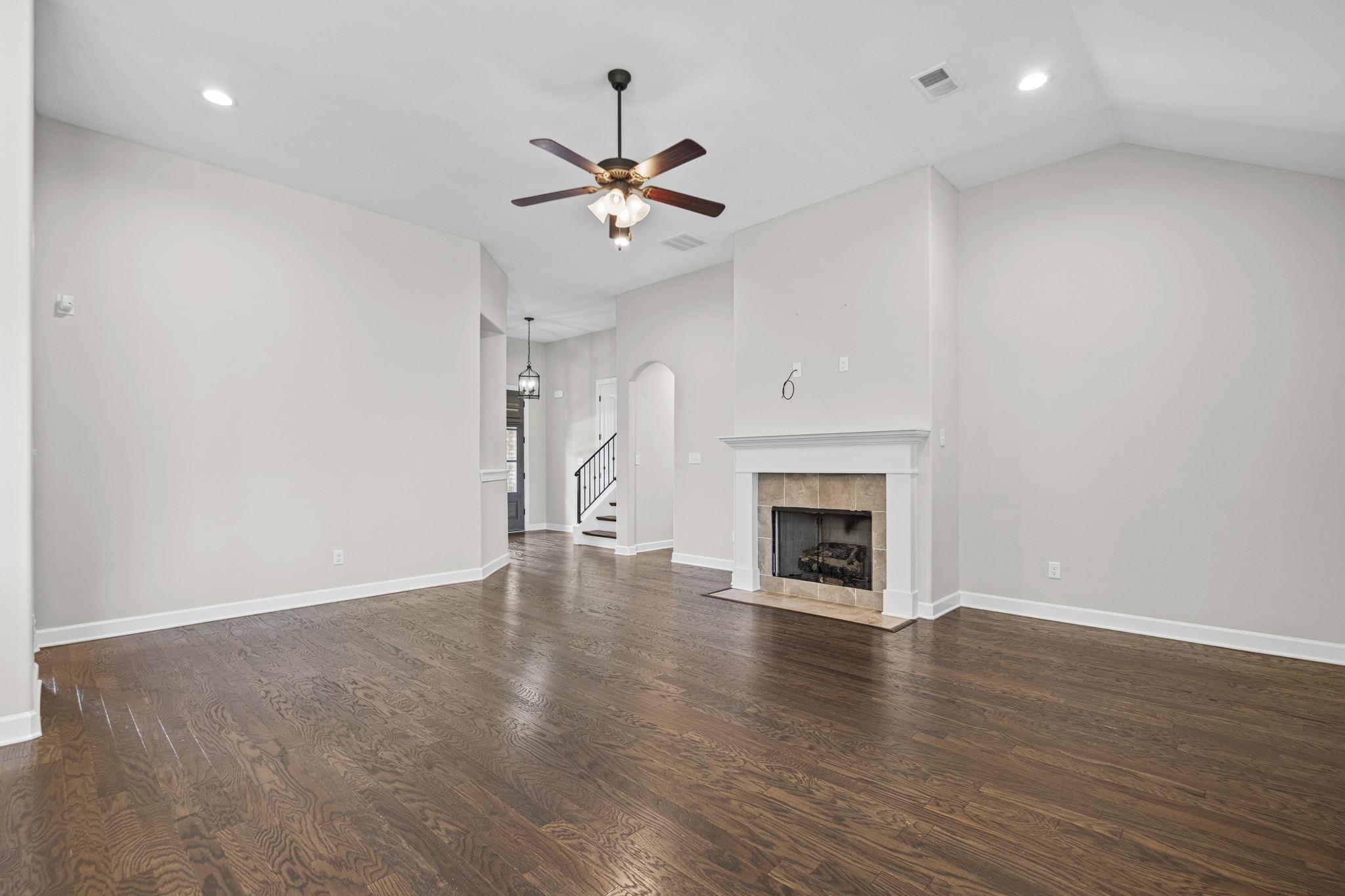 425 Oakridge Dr Property Photo 6