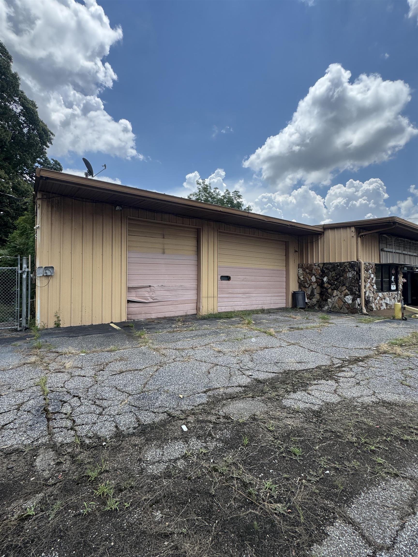 2408 Lamar Ave Property Photo 3