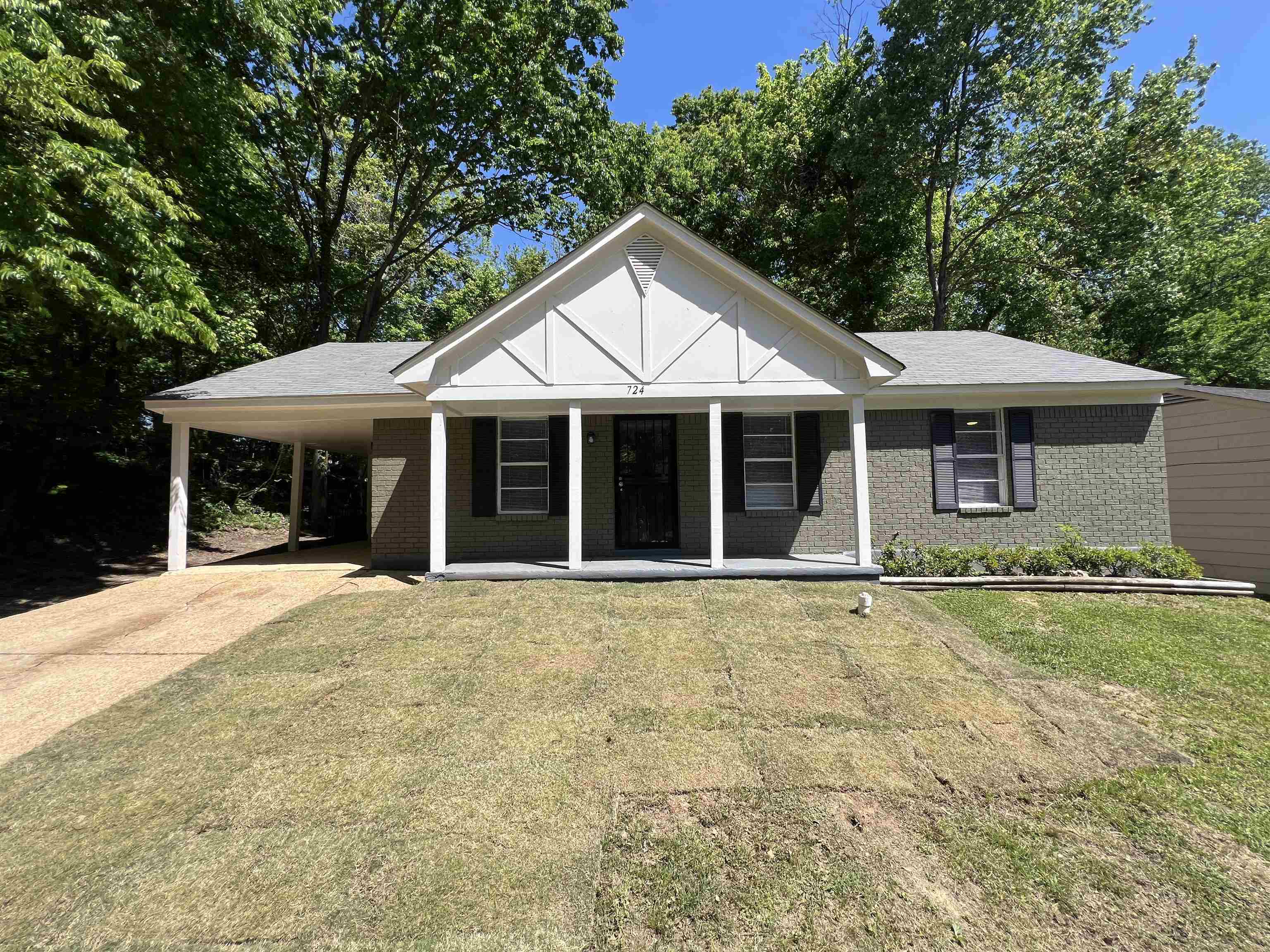 724 Blackstone St Property Photo 1