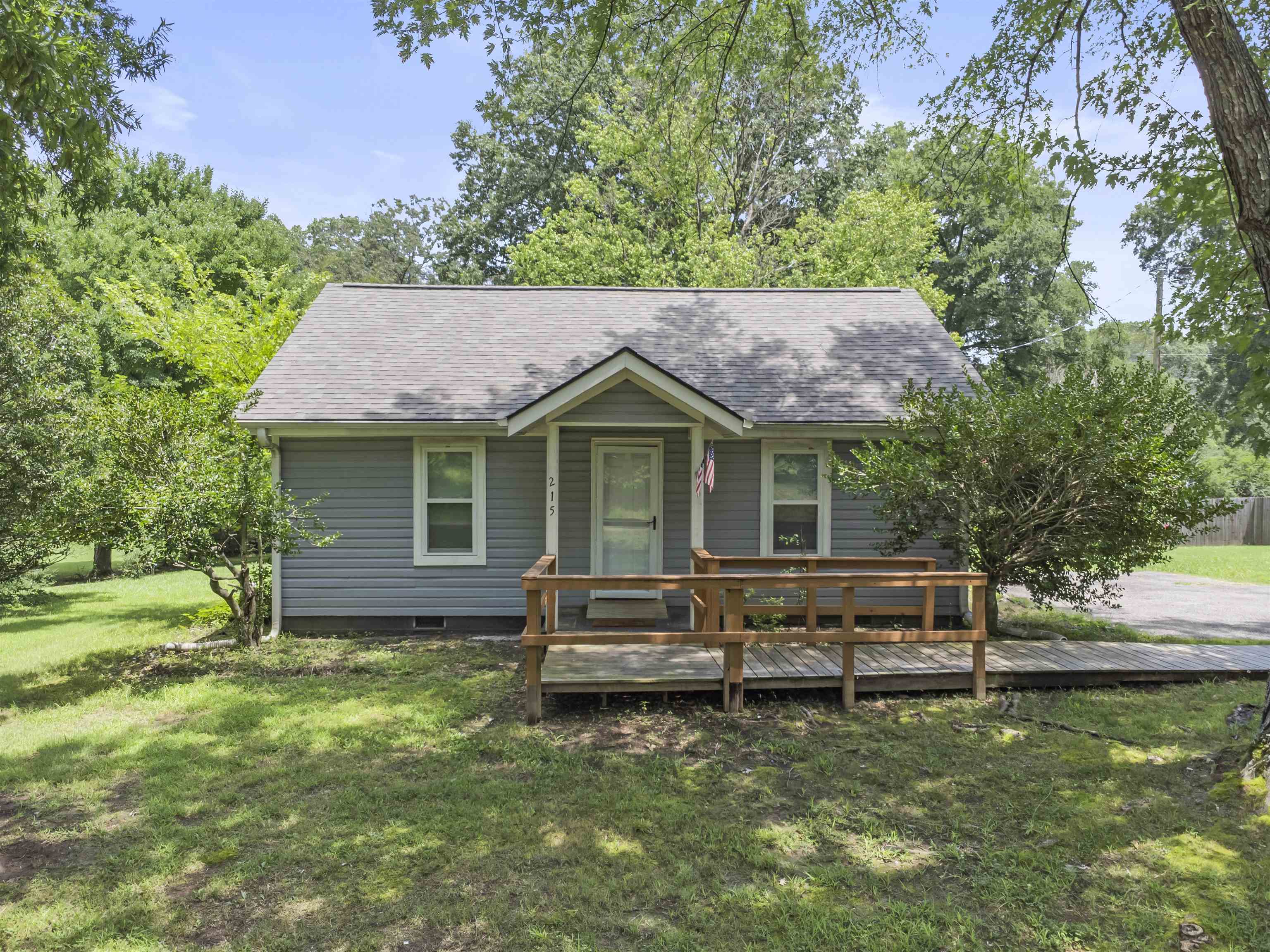 215 JERNIGAN DR Property Photo 1