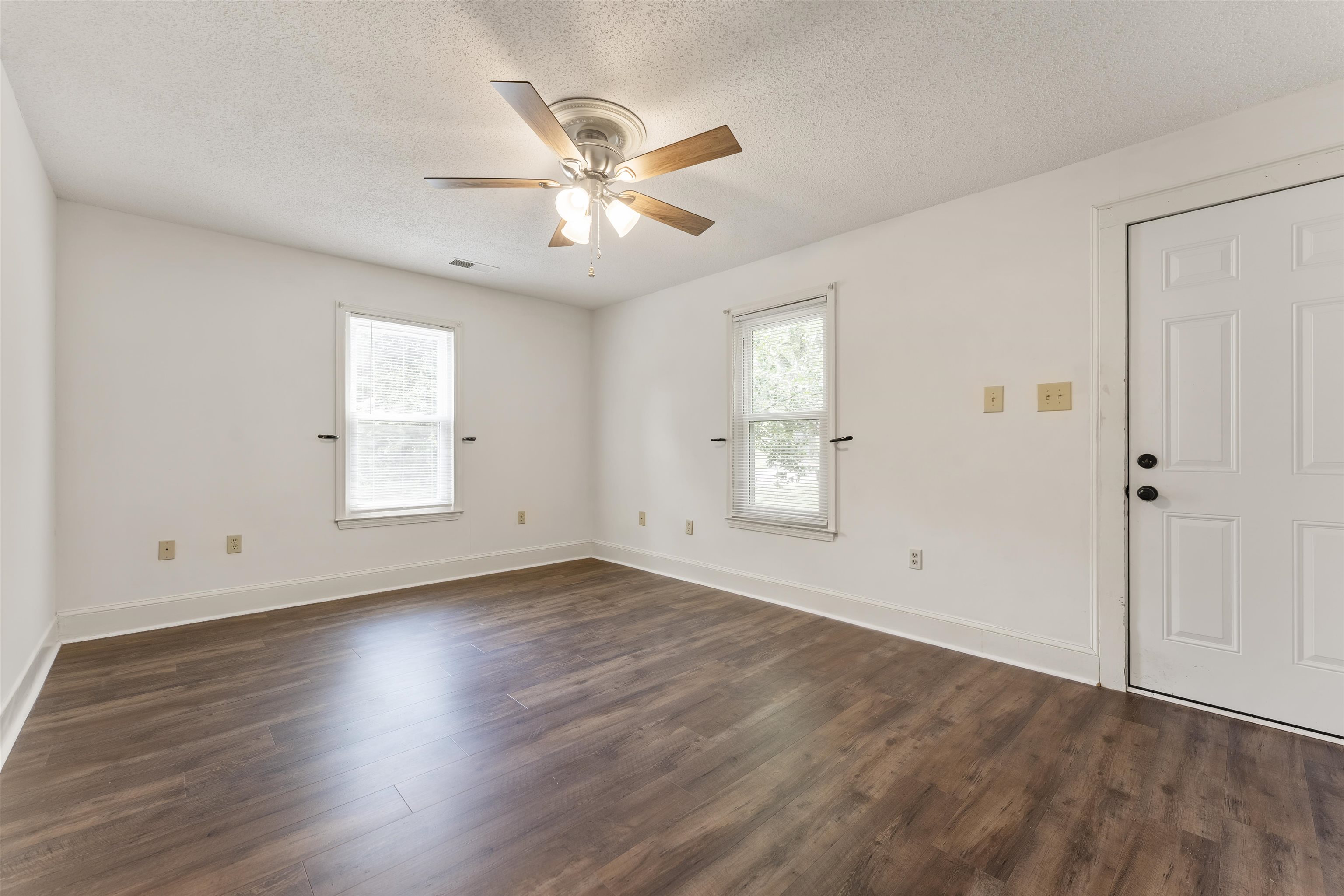 215 Jernigan Dr Property Photo 4