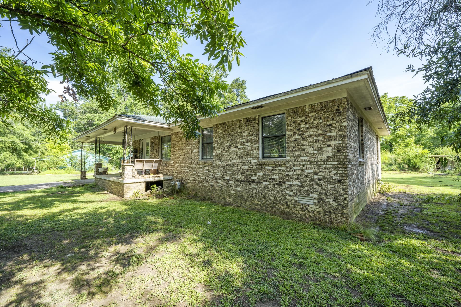 261 Macon St Property Photo 3