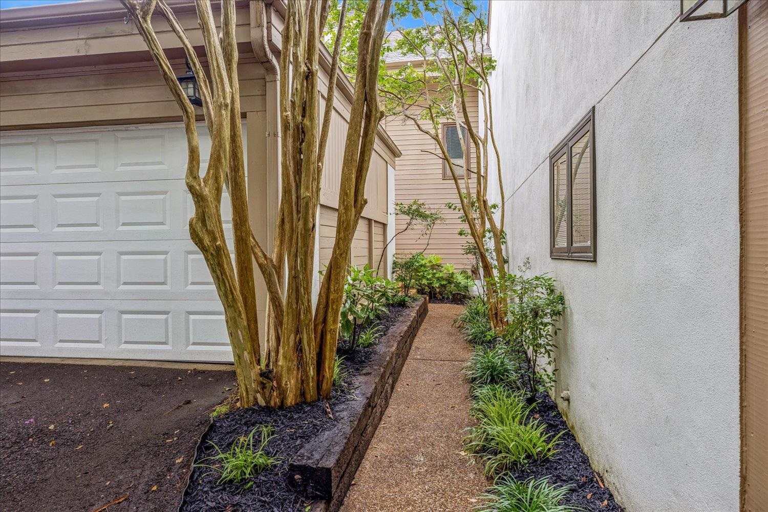 245 Aviva Dr Property Photo 2