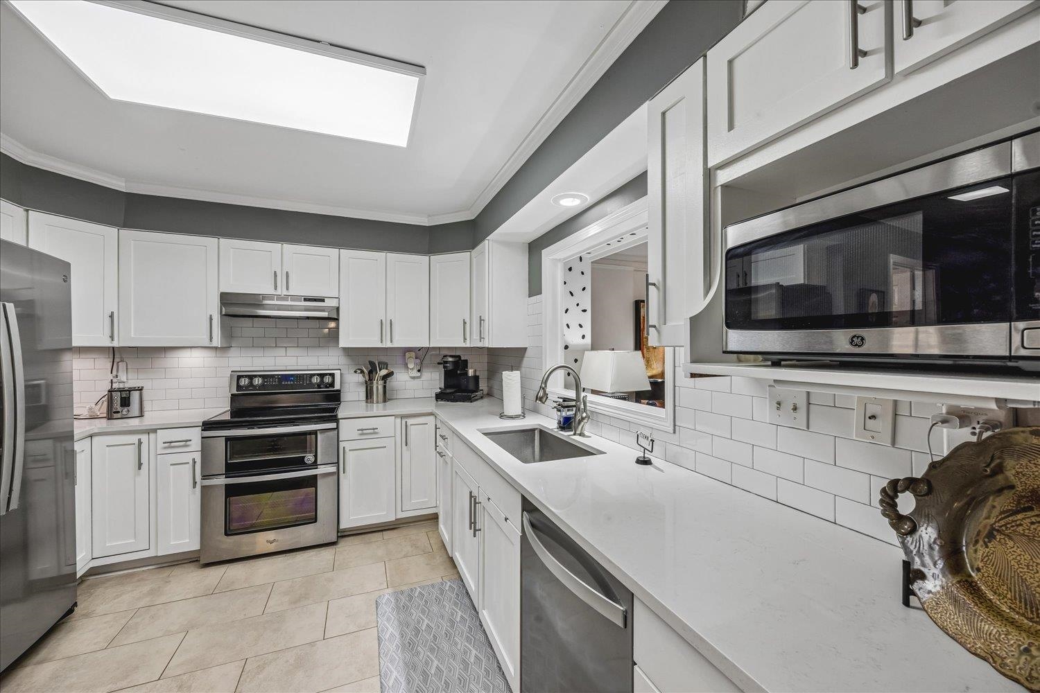 245 Aviva Dr Property Photo 5