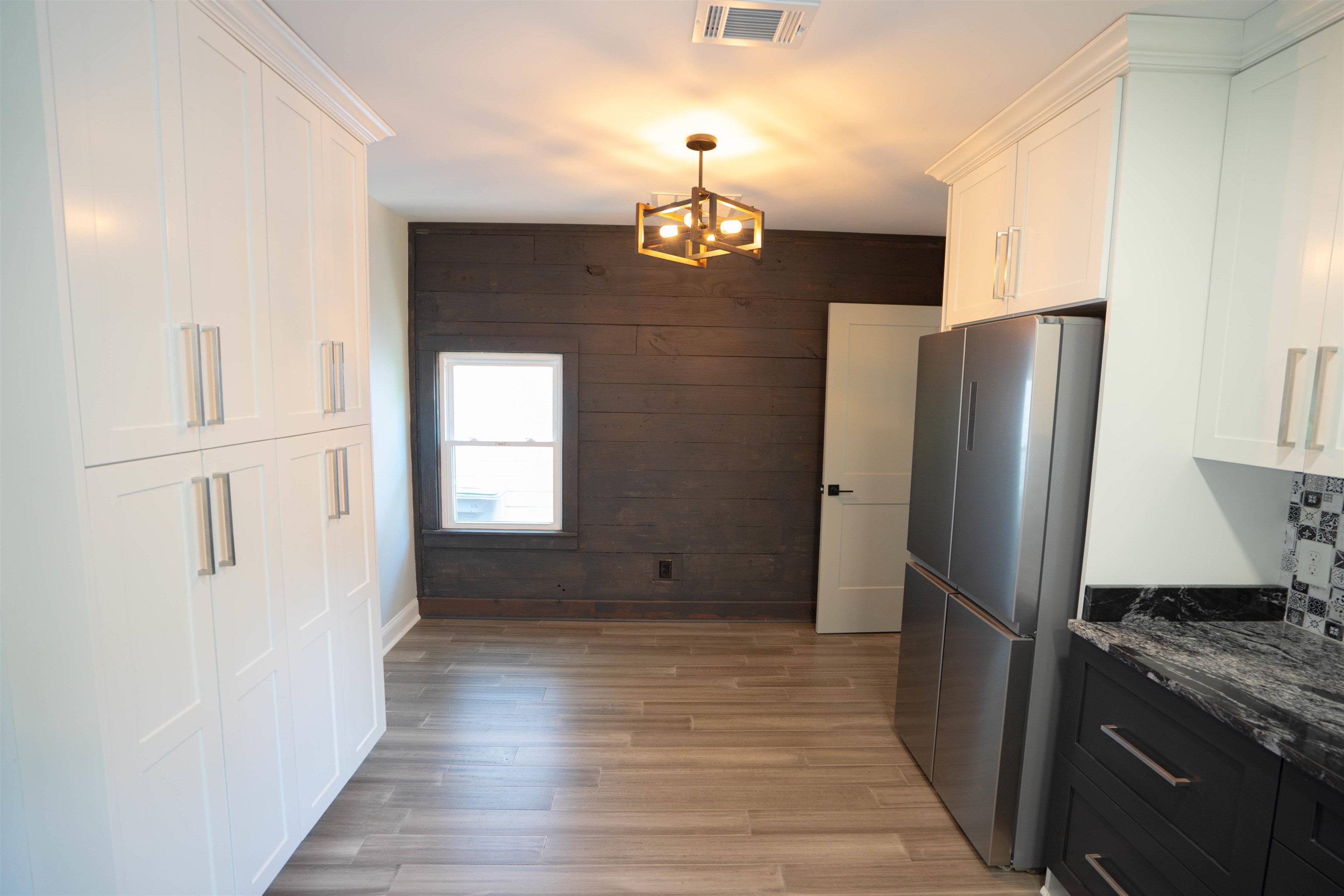 386 Holmes Cir Property Photo 5