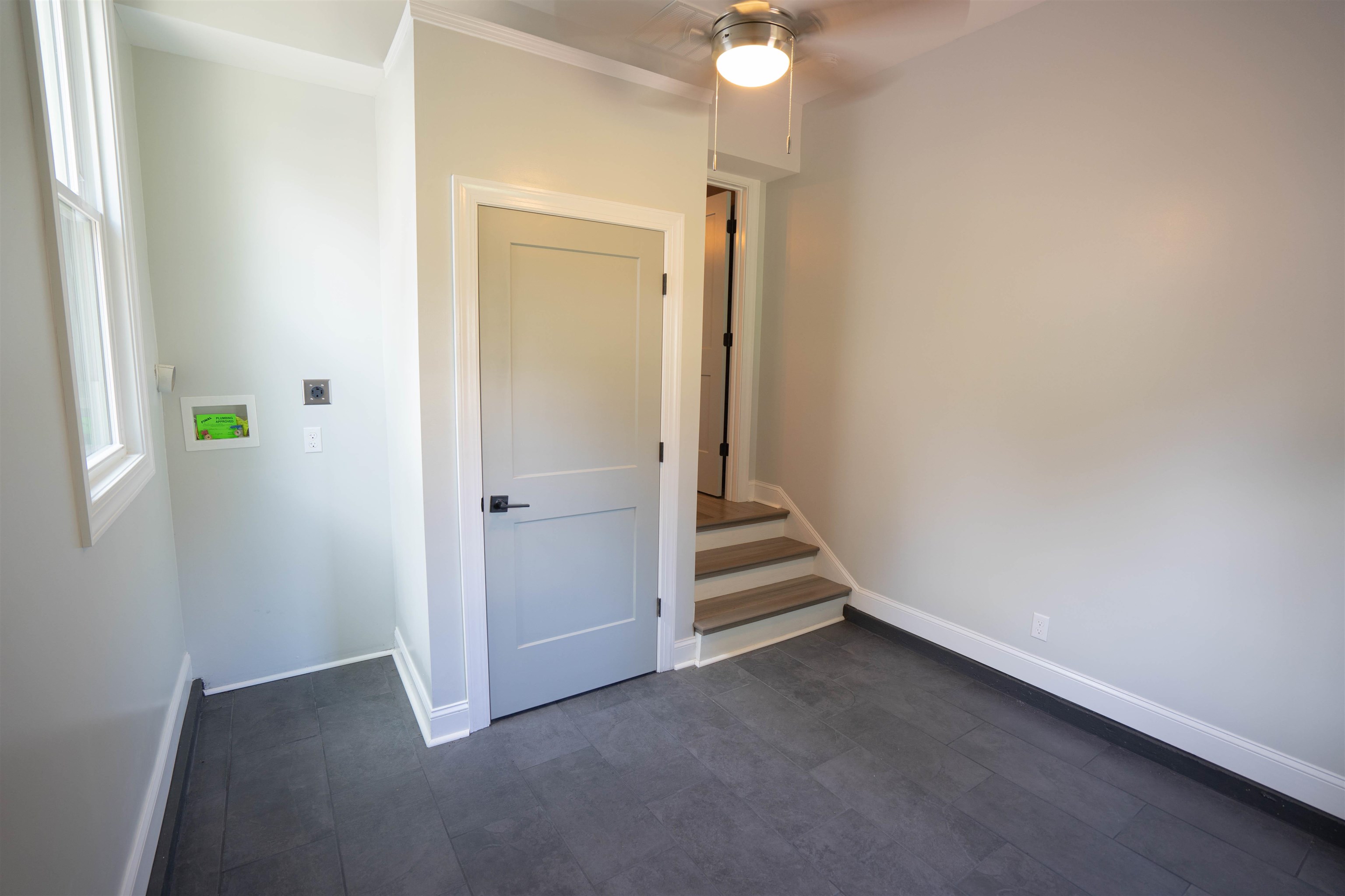 386 Holmes Cir Property Photo 6