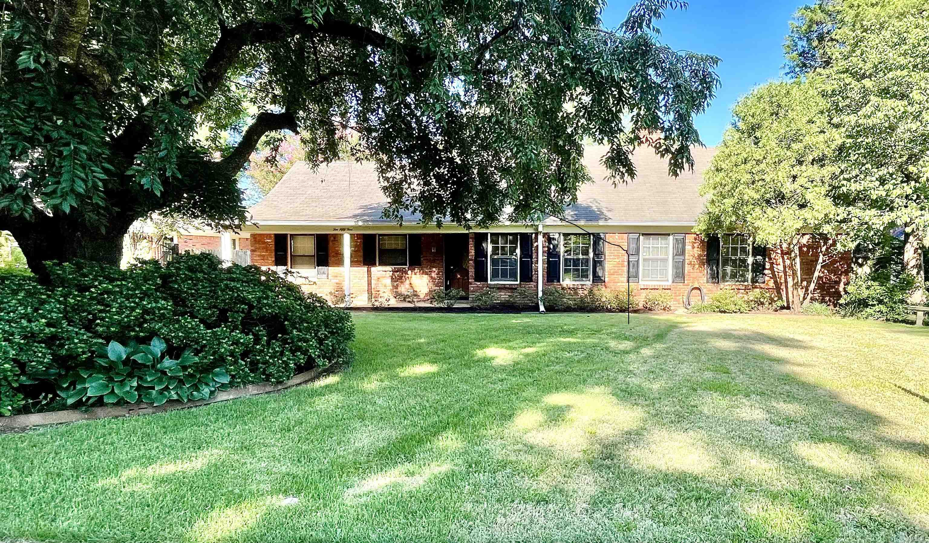 1055 Woodview Dr Property Photo 1