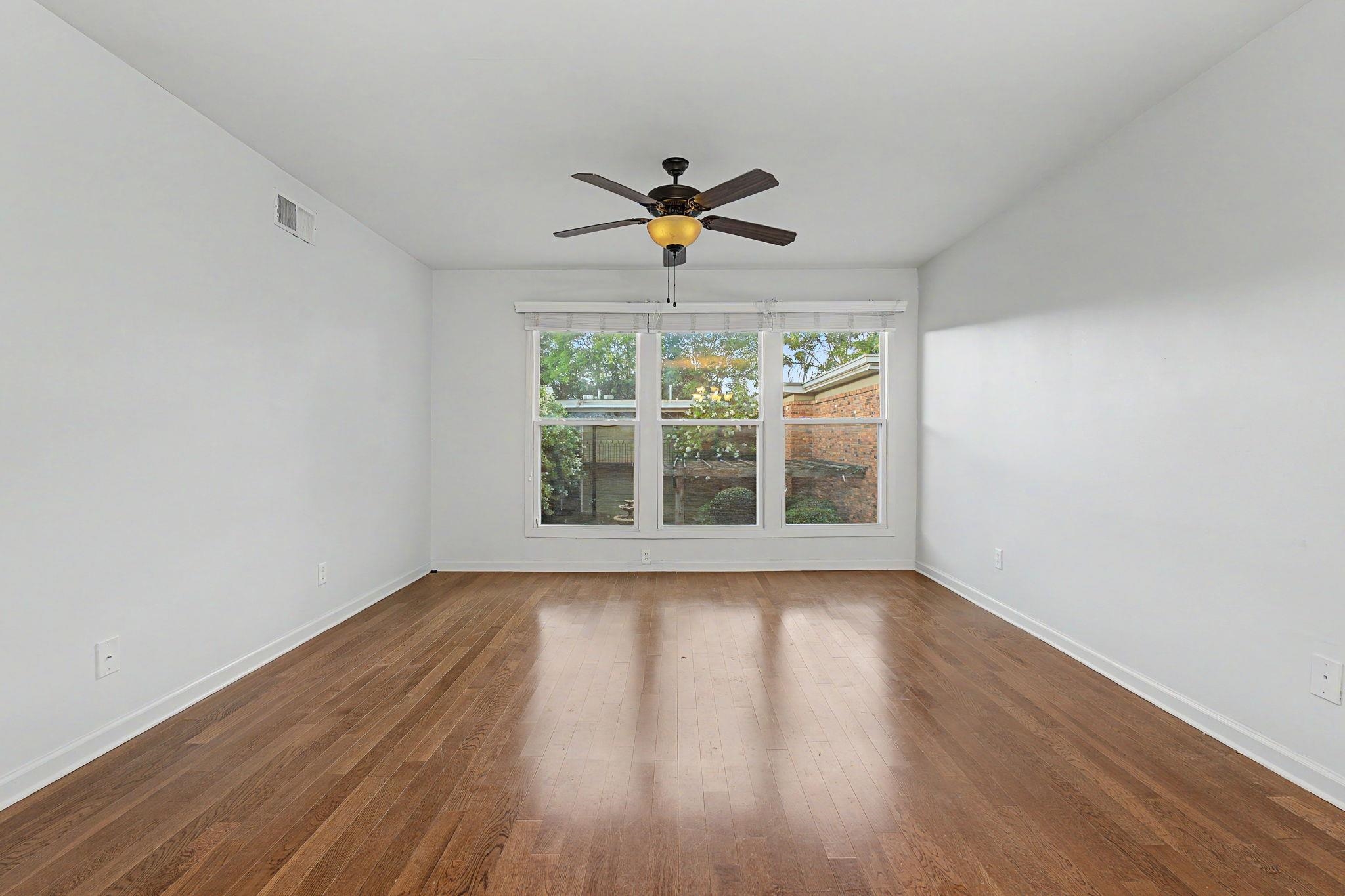 210 S Mclean Blvd 8 Property Photo 9
