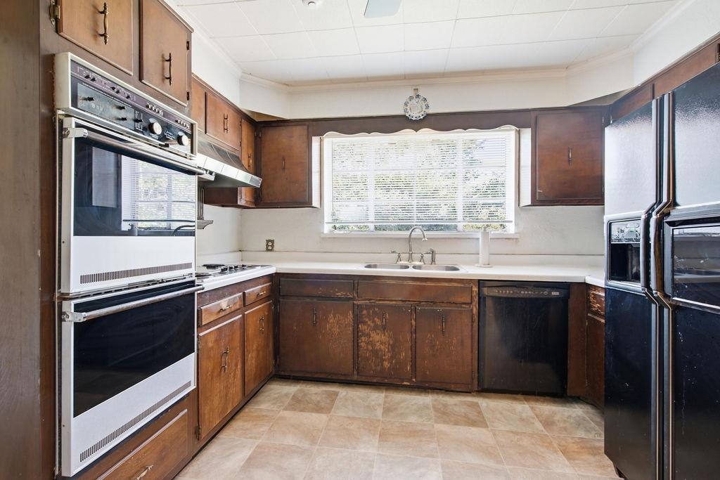 981 N Mclean Blvd Property Photo 17