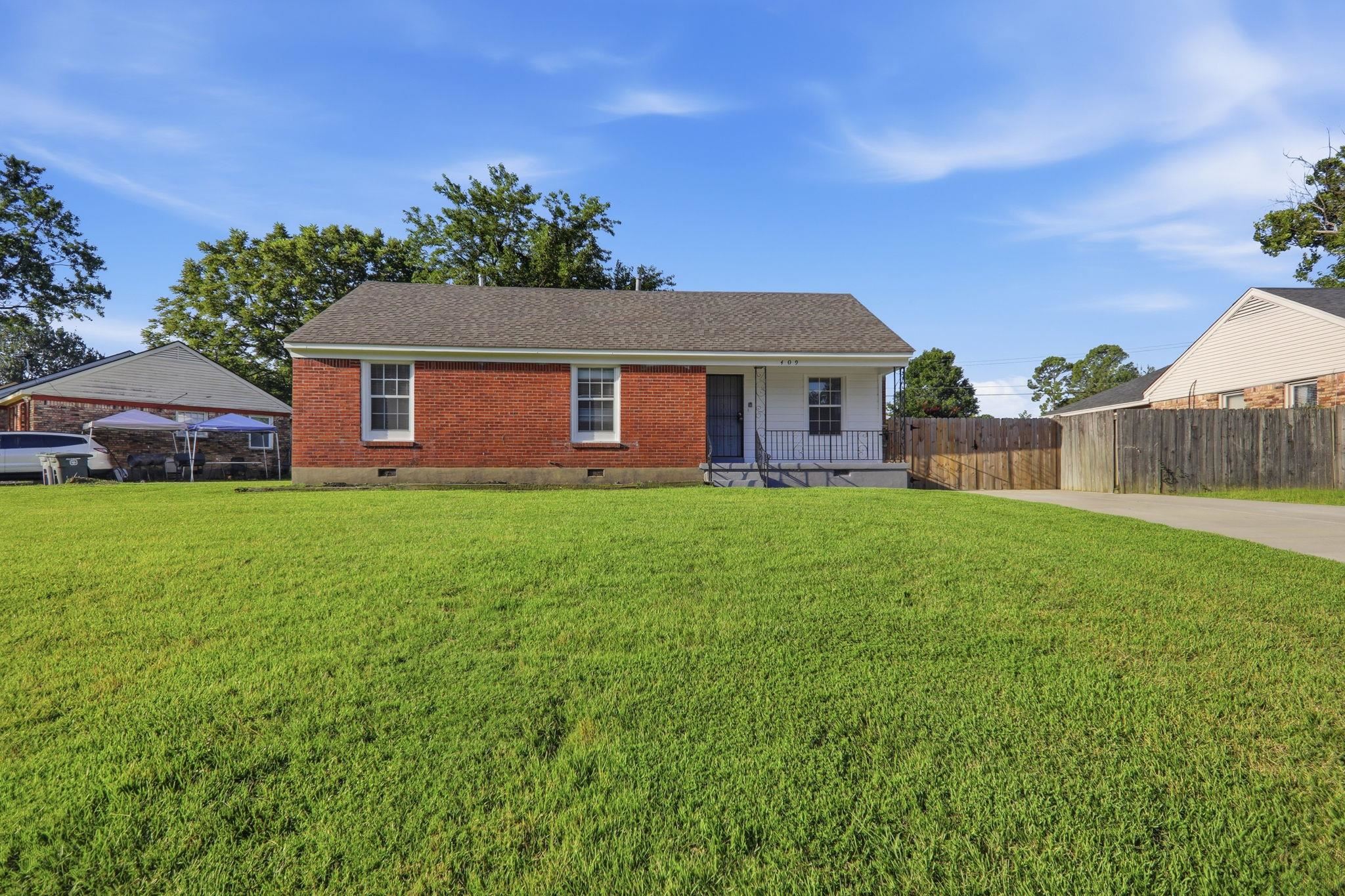 409 STONEHAM RD Property Photo 1