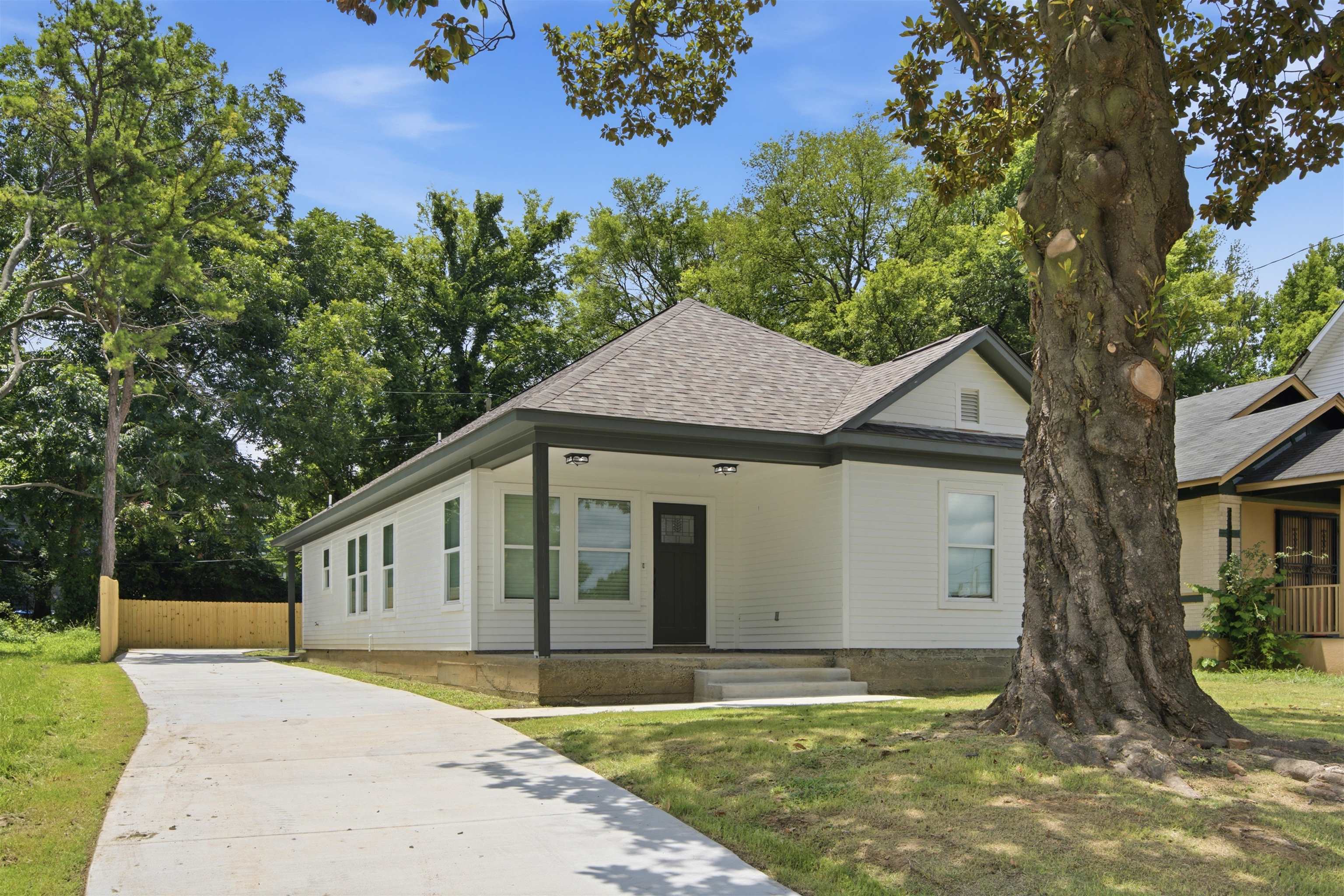1211 Snowden Ave Property Photo 1