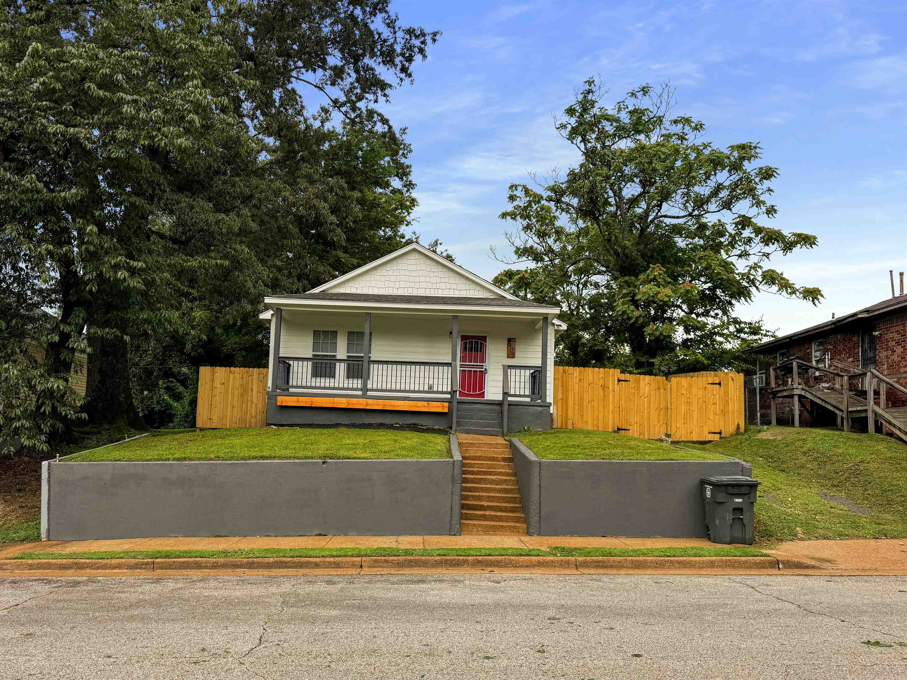 1405 Woodward St Property Photo 1