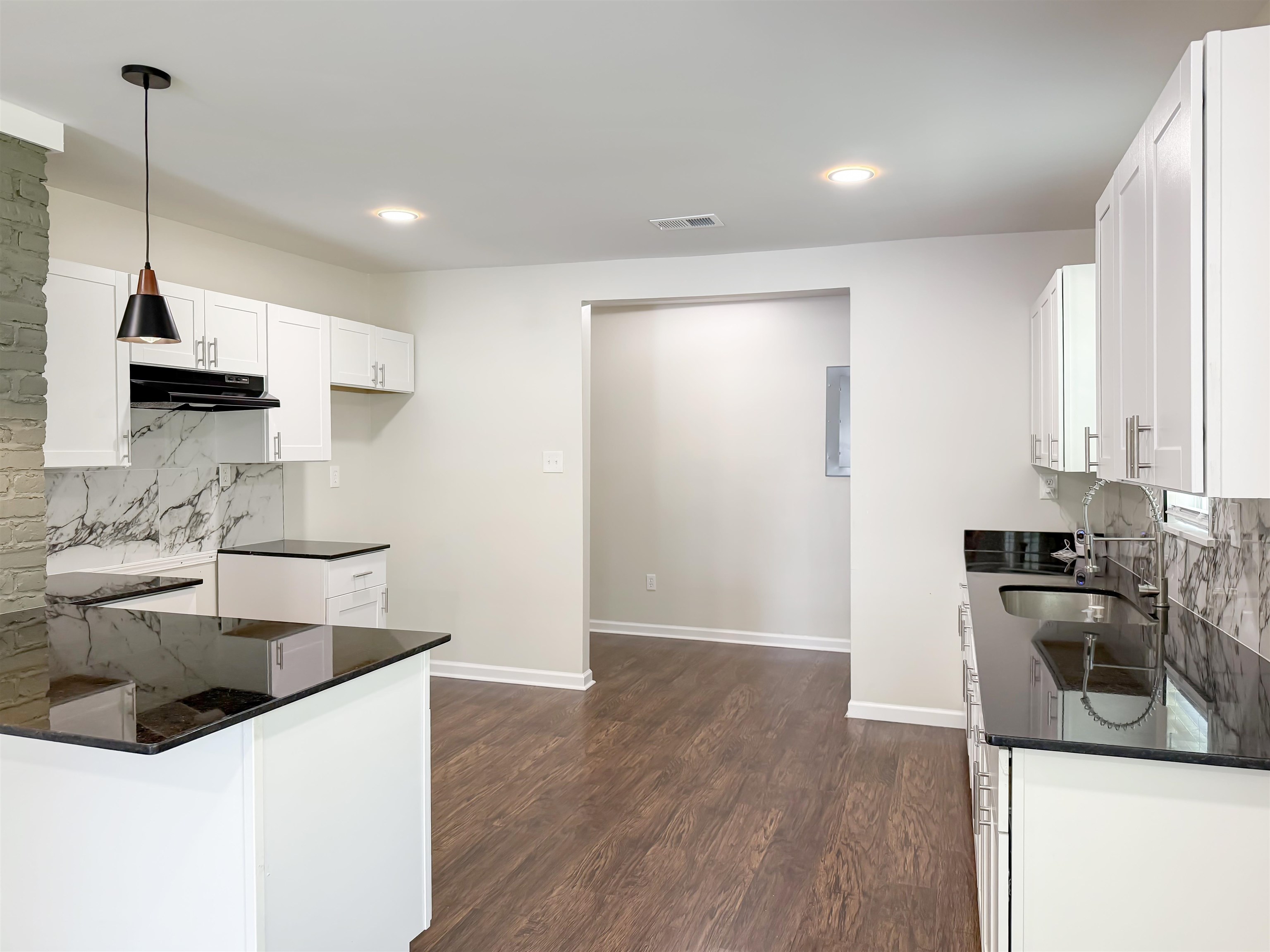 1405 Woodward St Property Photo 9