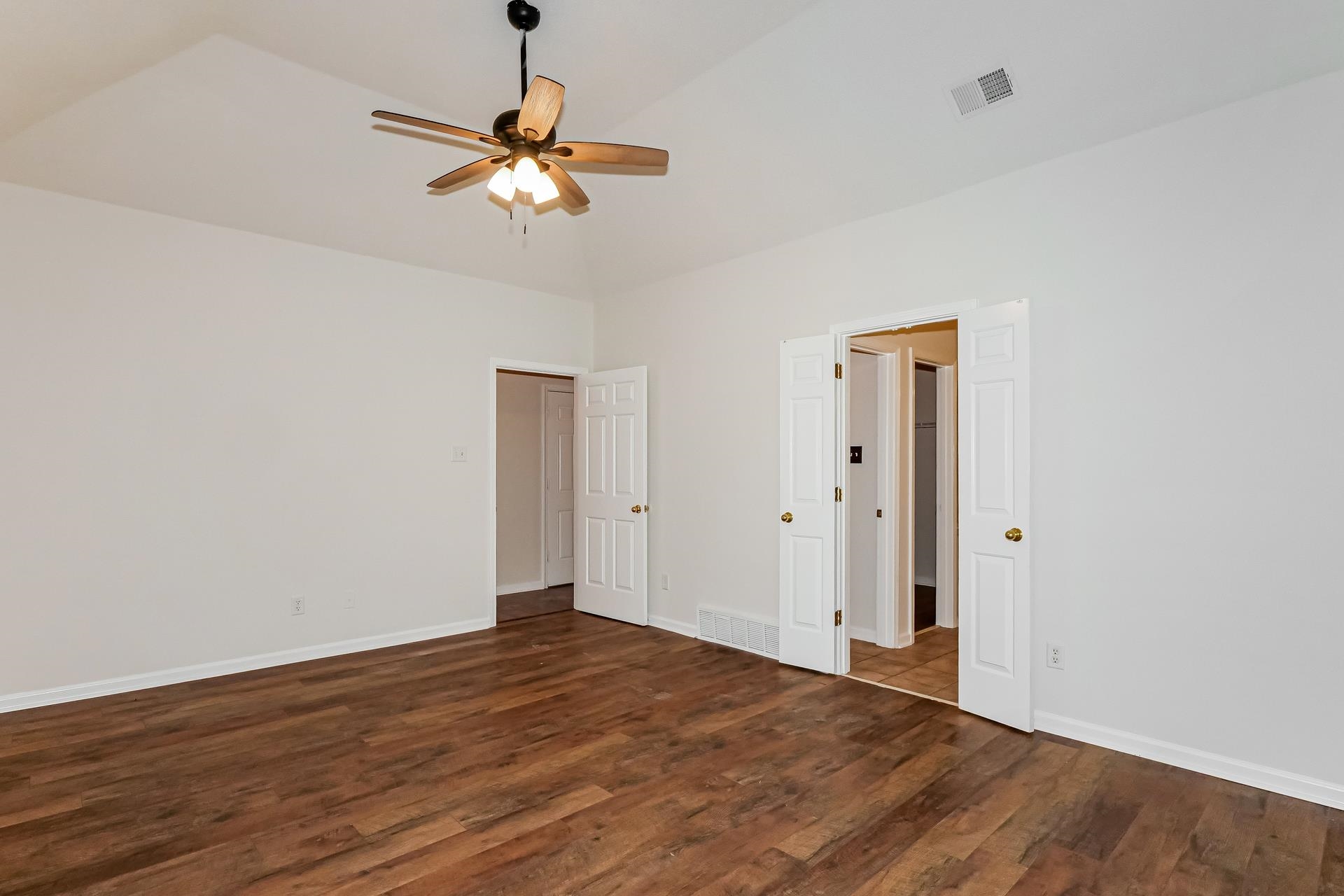 5634 Tulip Grove Dr Property Photo 4
