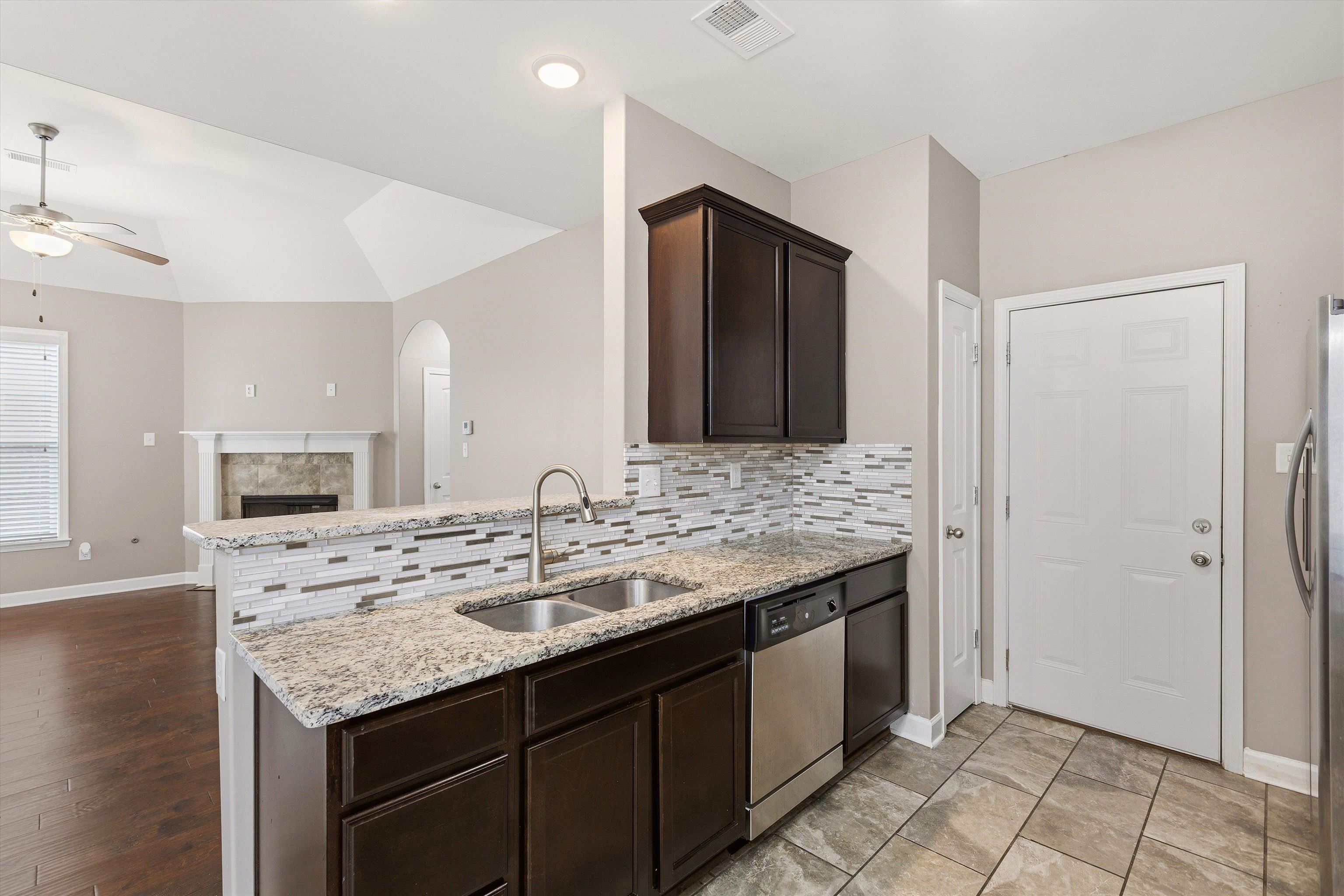 7668 Glen Laurel Way Property Photo 4