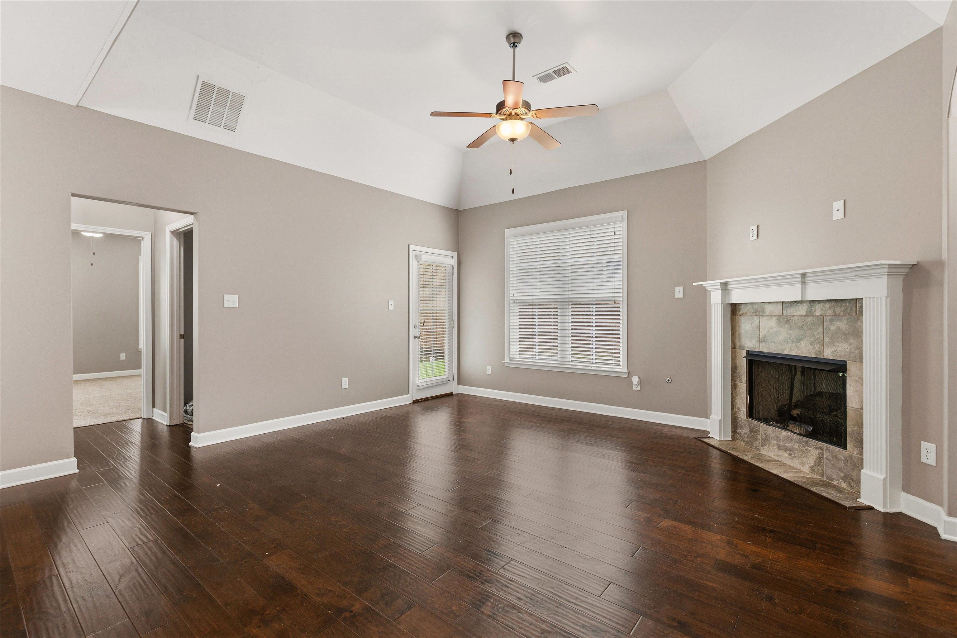 7668 Glen Laurel Way Property Photo 8
