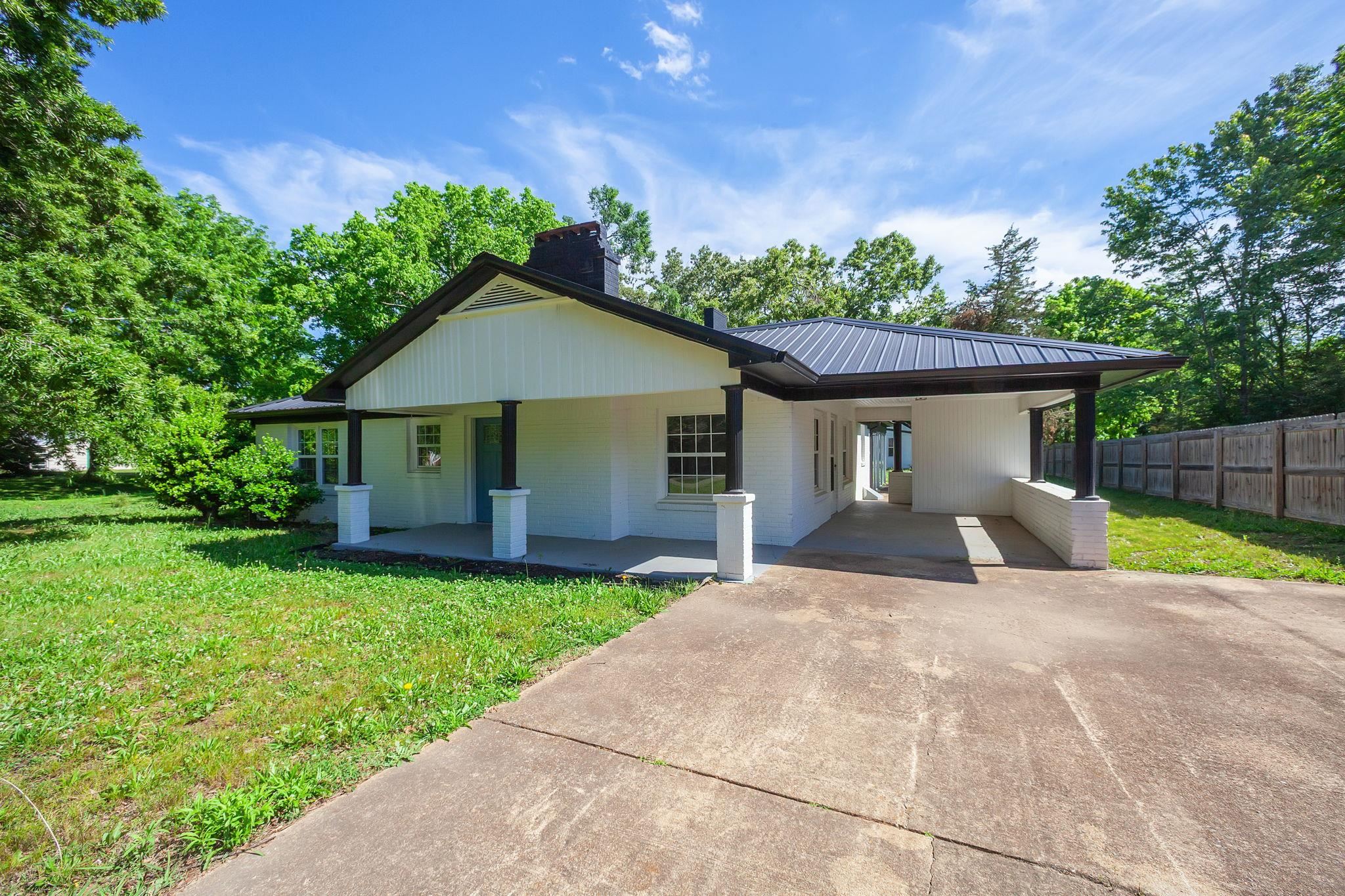 90 Shaw Ln Property Photo 2
