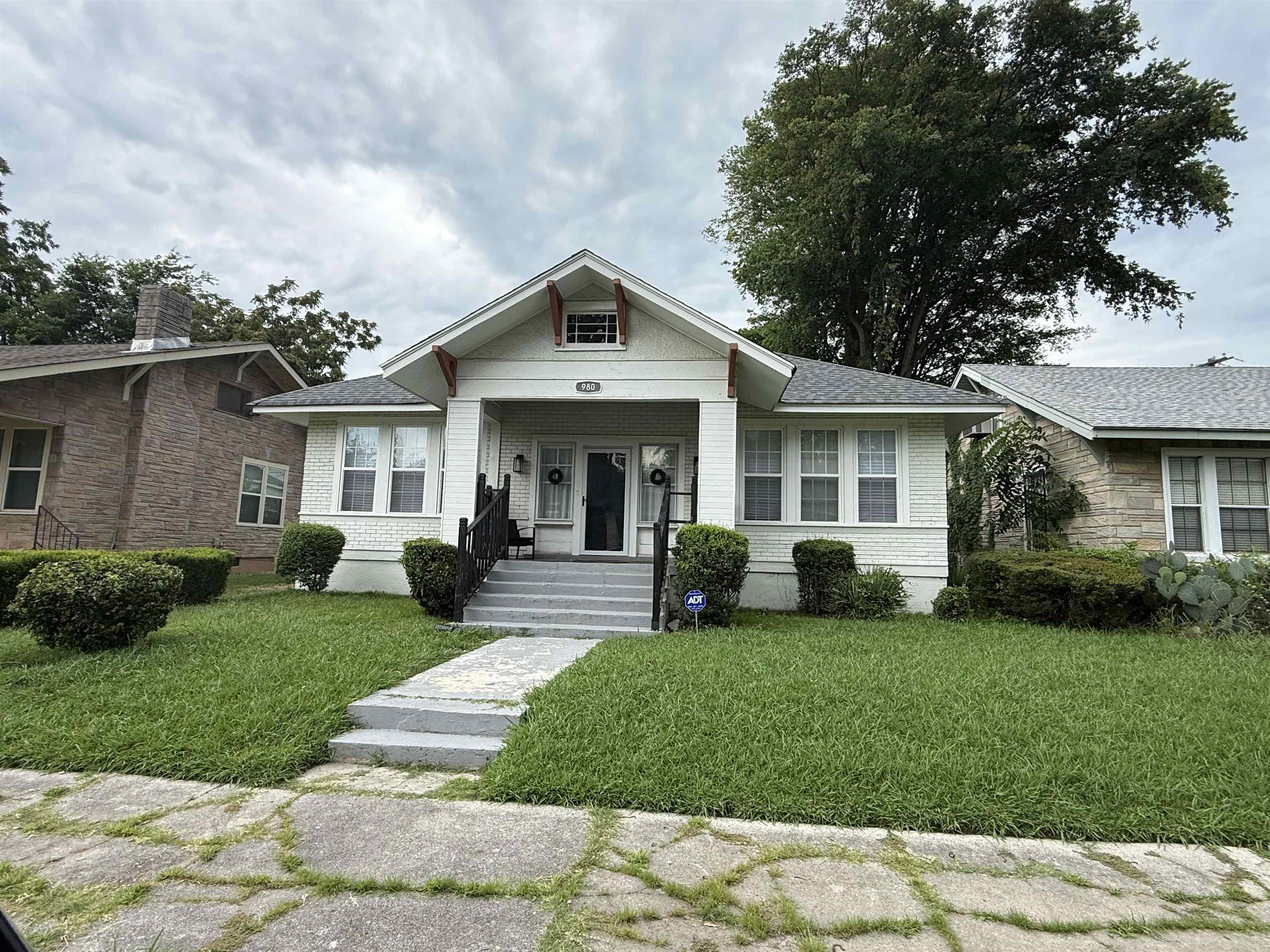 980 Faxon Ave Property Photo 3