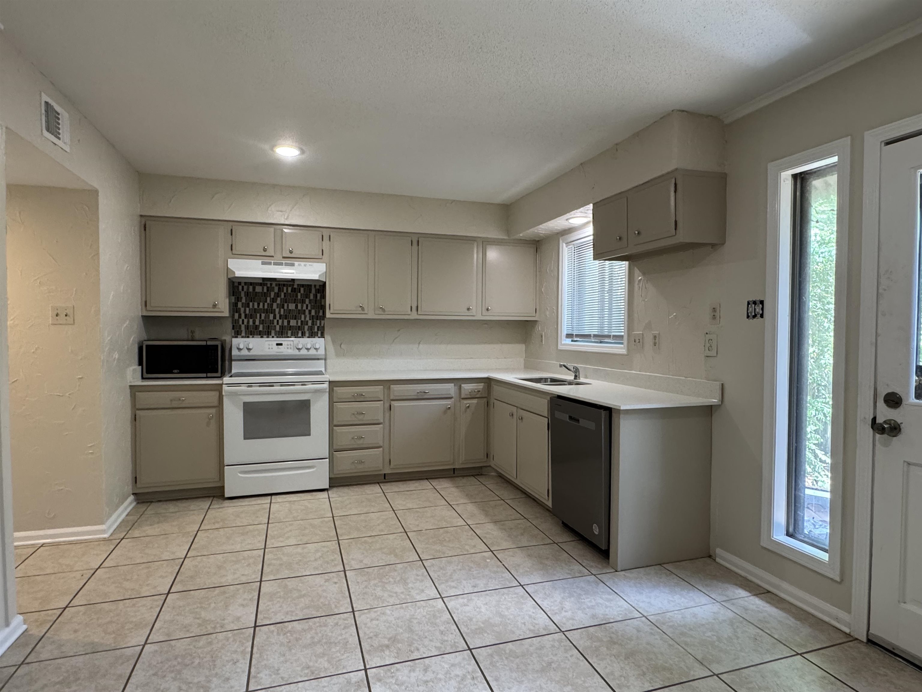 5659 Hinton Pl Property Photo 4