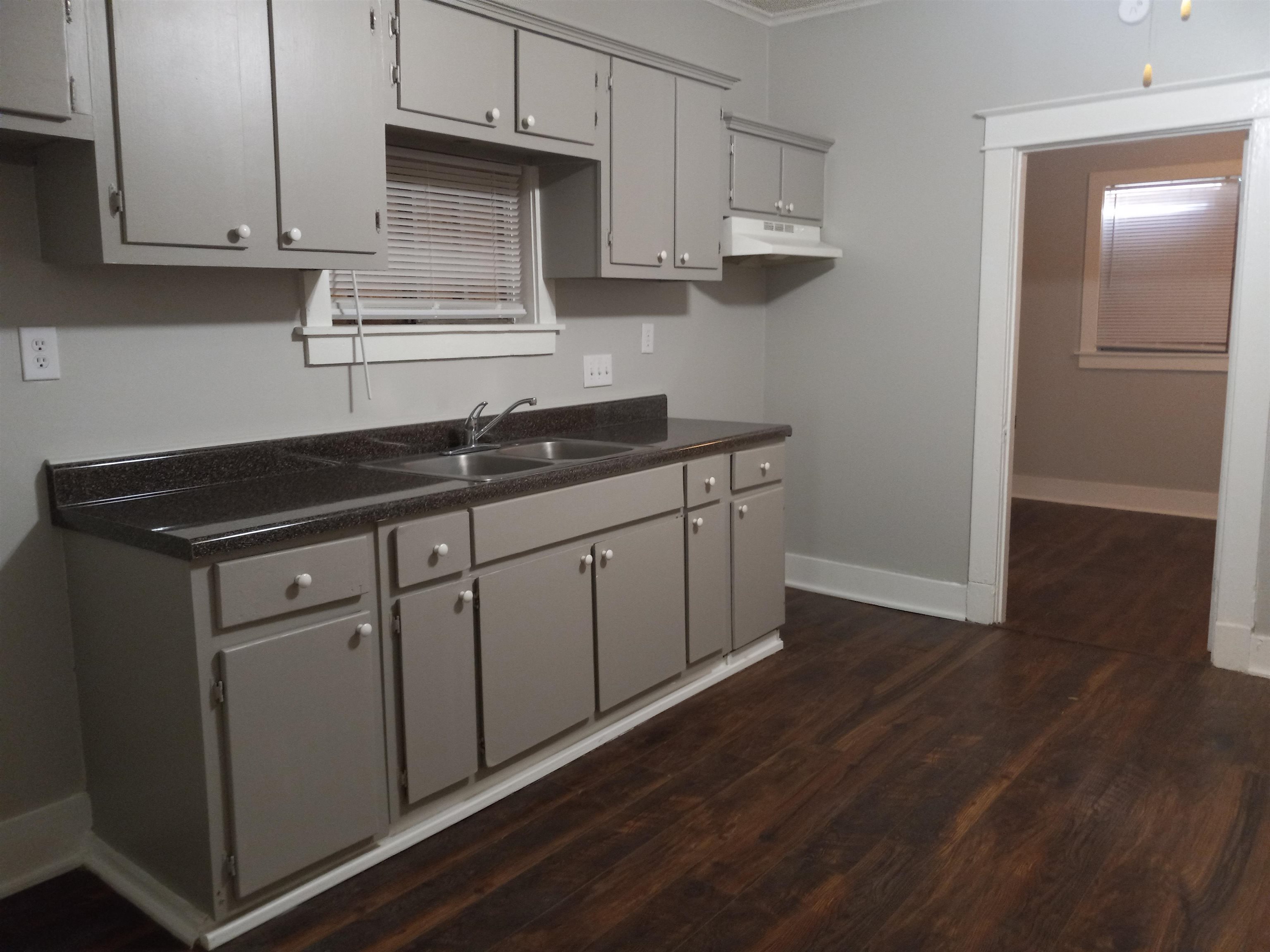 1436 Maplewood St Property Photo 5