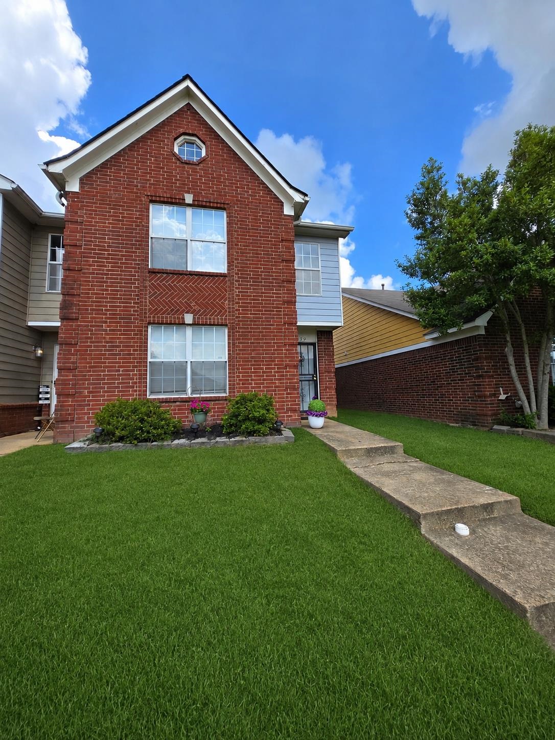 7439 Perrin Ln Property Photo 1